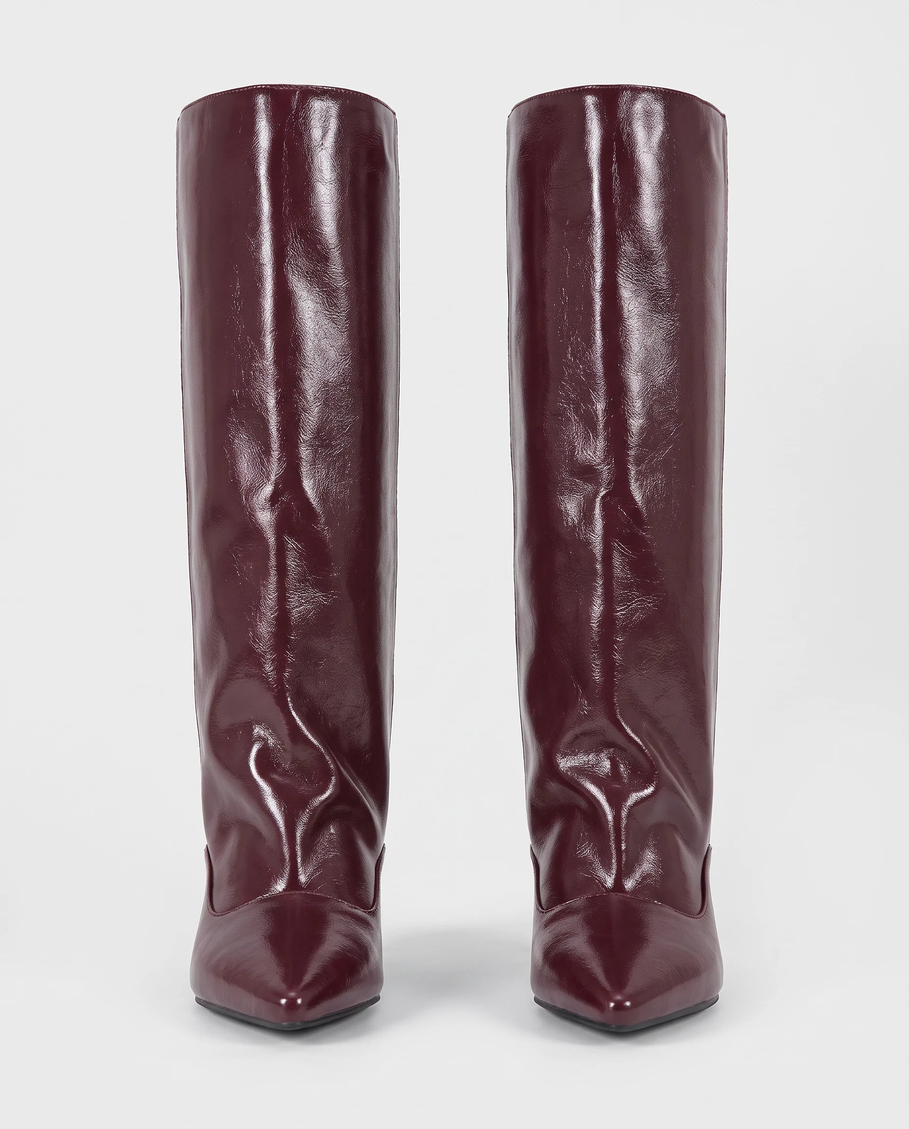 Bottes souples à petit talon en simili Paulette — Bordeaux, paire en packshot studio