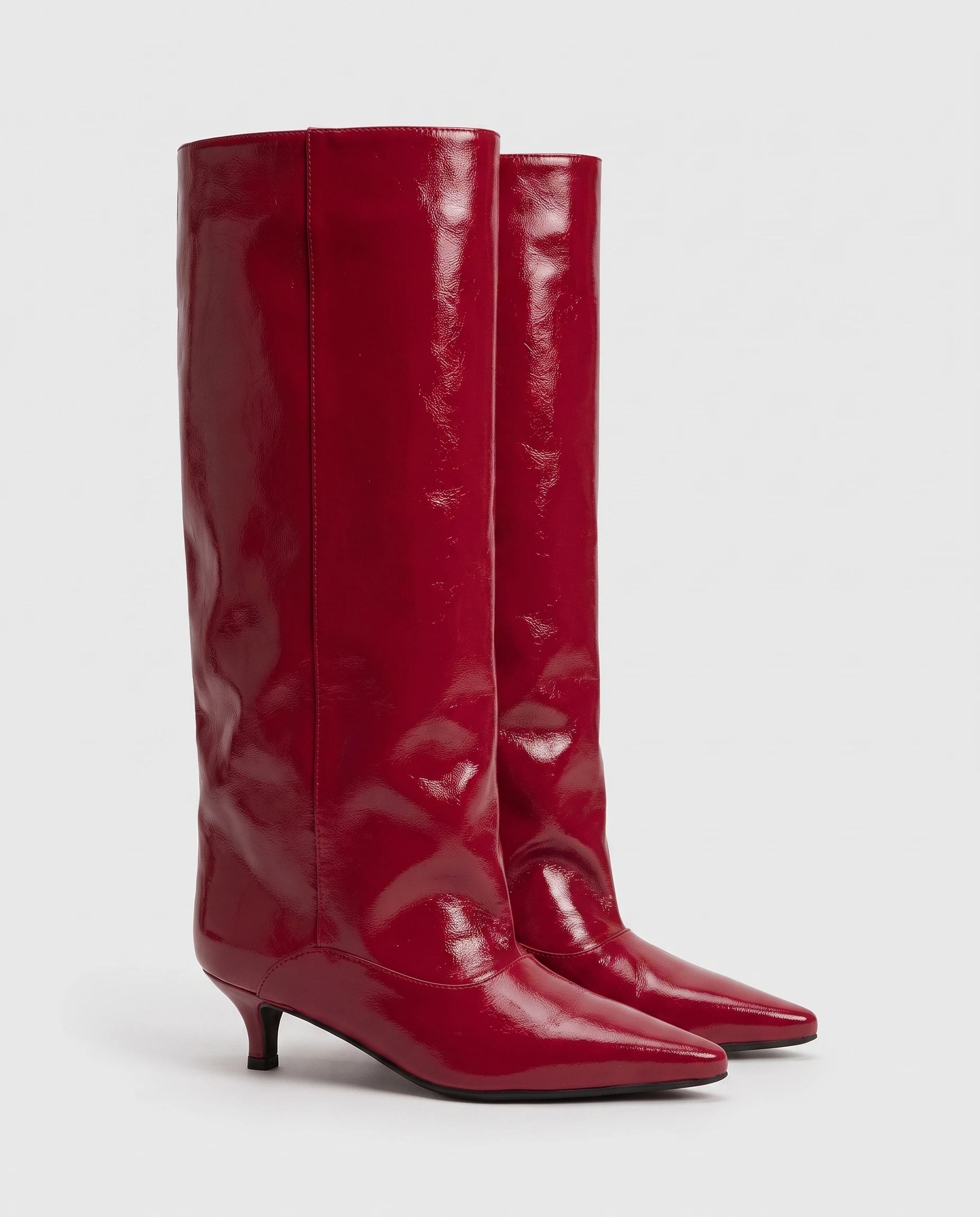 Bottes souples à petit talon en simili Paulette — Rouge, paire en packshot studio