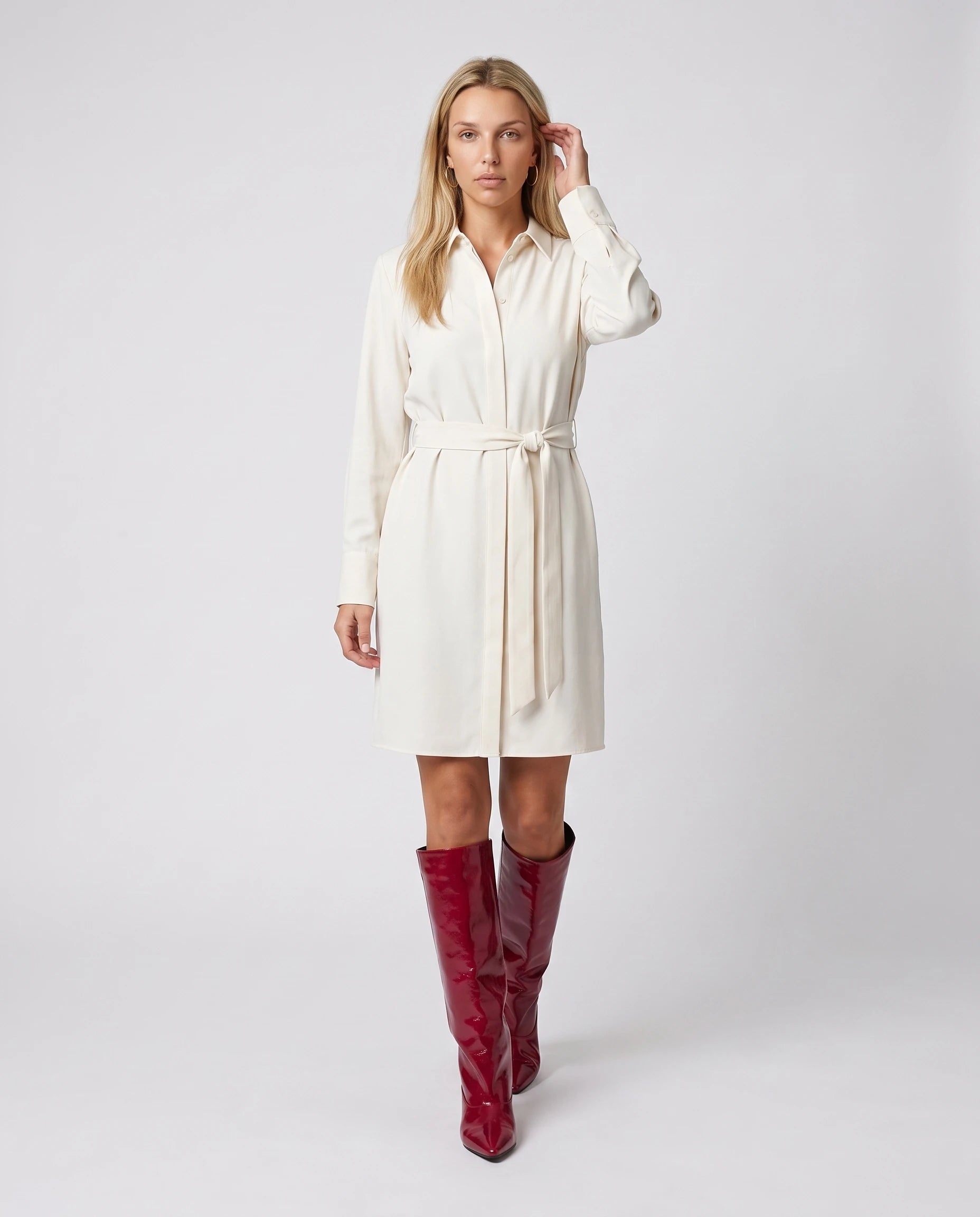 Bottes souples à petit talon en simili Paulette — Rouge, portées en plein pied studio