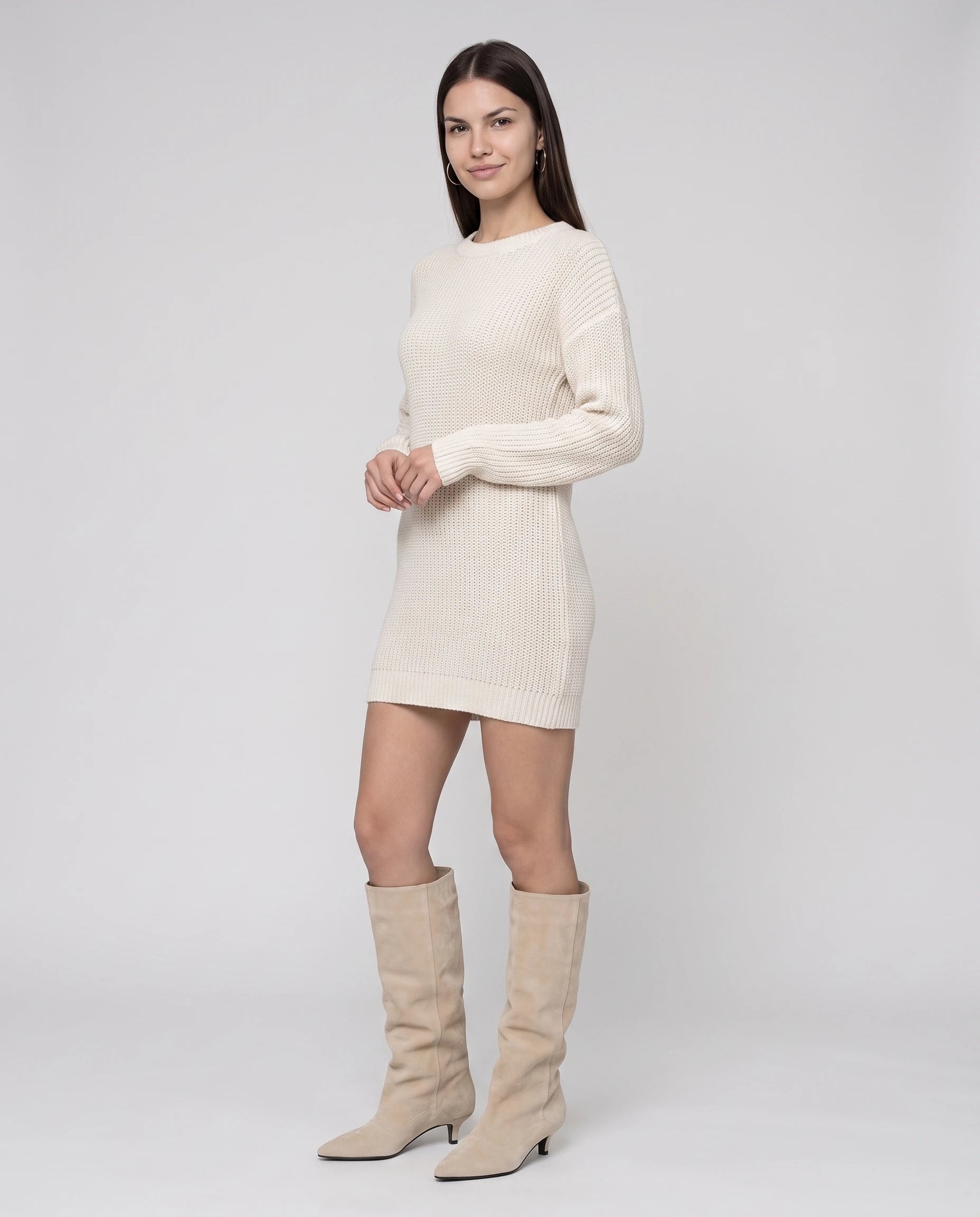 Bottes souples à petit talon en suédine Bernadette — Beige, portées en plein pied studio