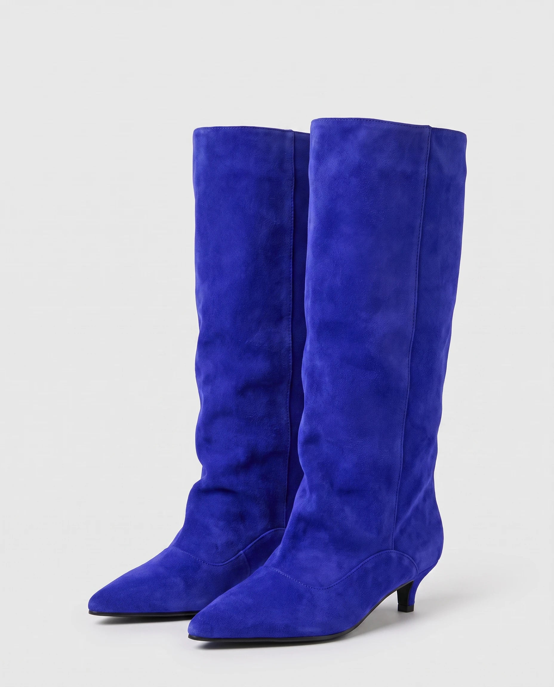 Bottes souples à petit talon en suédine Bernadette — Bleu Roi, paire en packshot studio