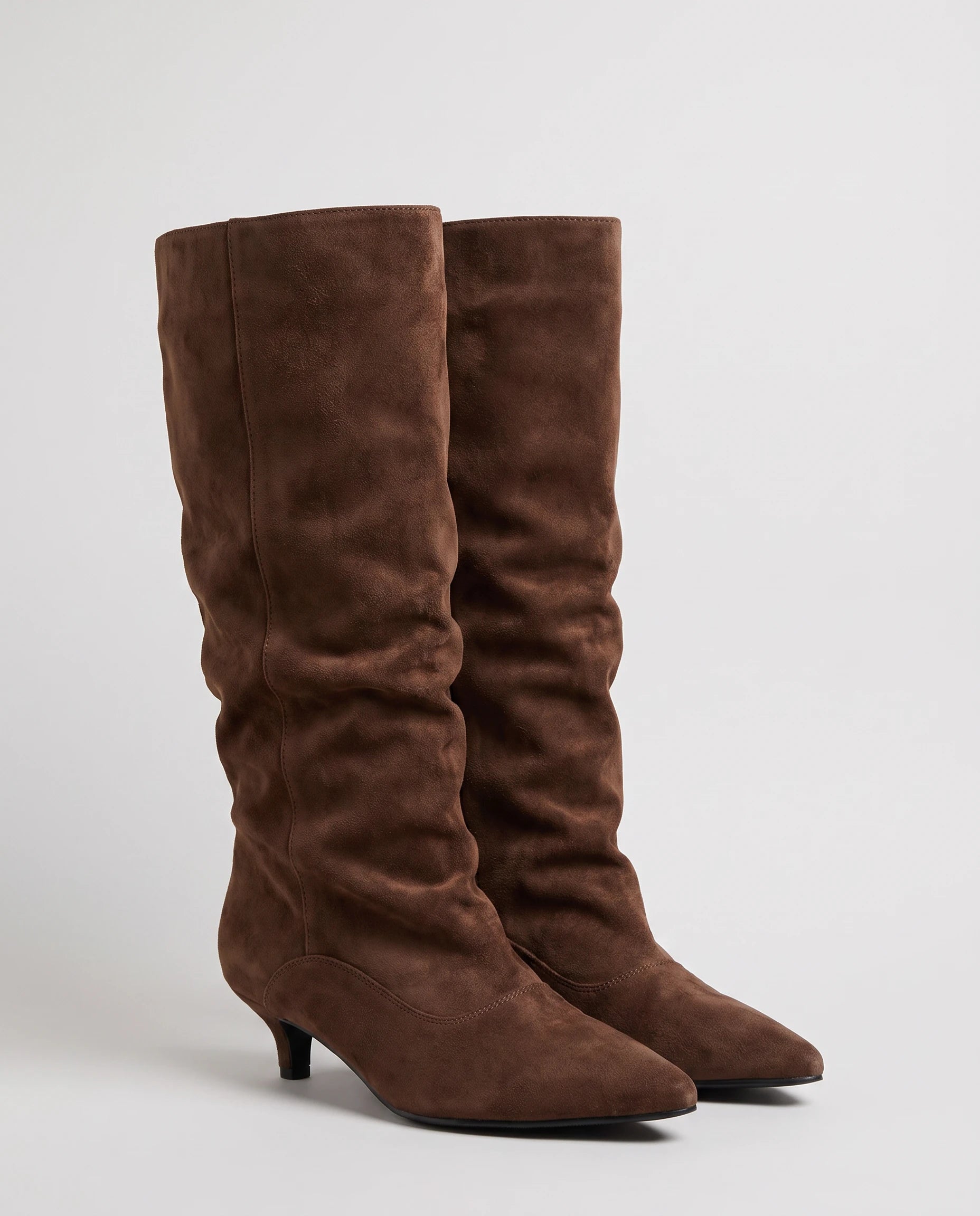 Bottes souples à petit talon en suédine Bernadette — Chocolat, paire en packshot studio