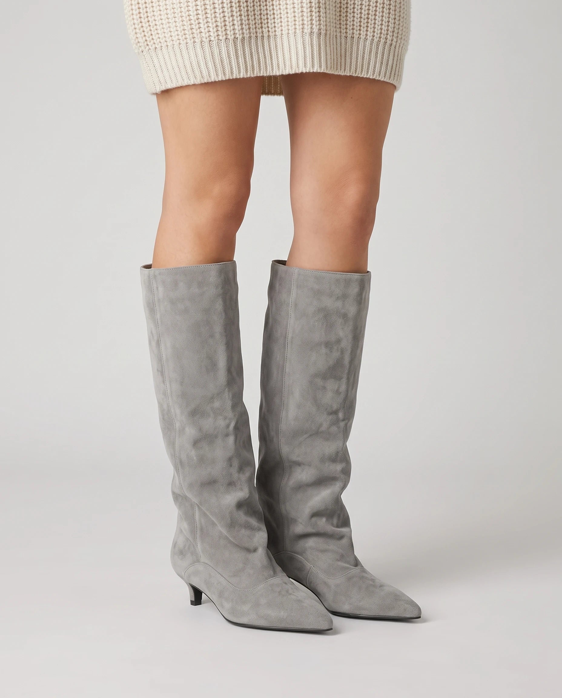 Bottes souples à petit talon en suédine Bernadette — Gris, portées en plan rapproché