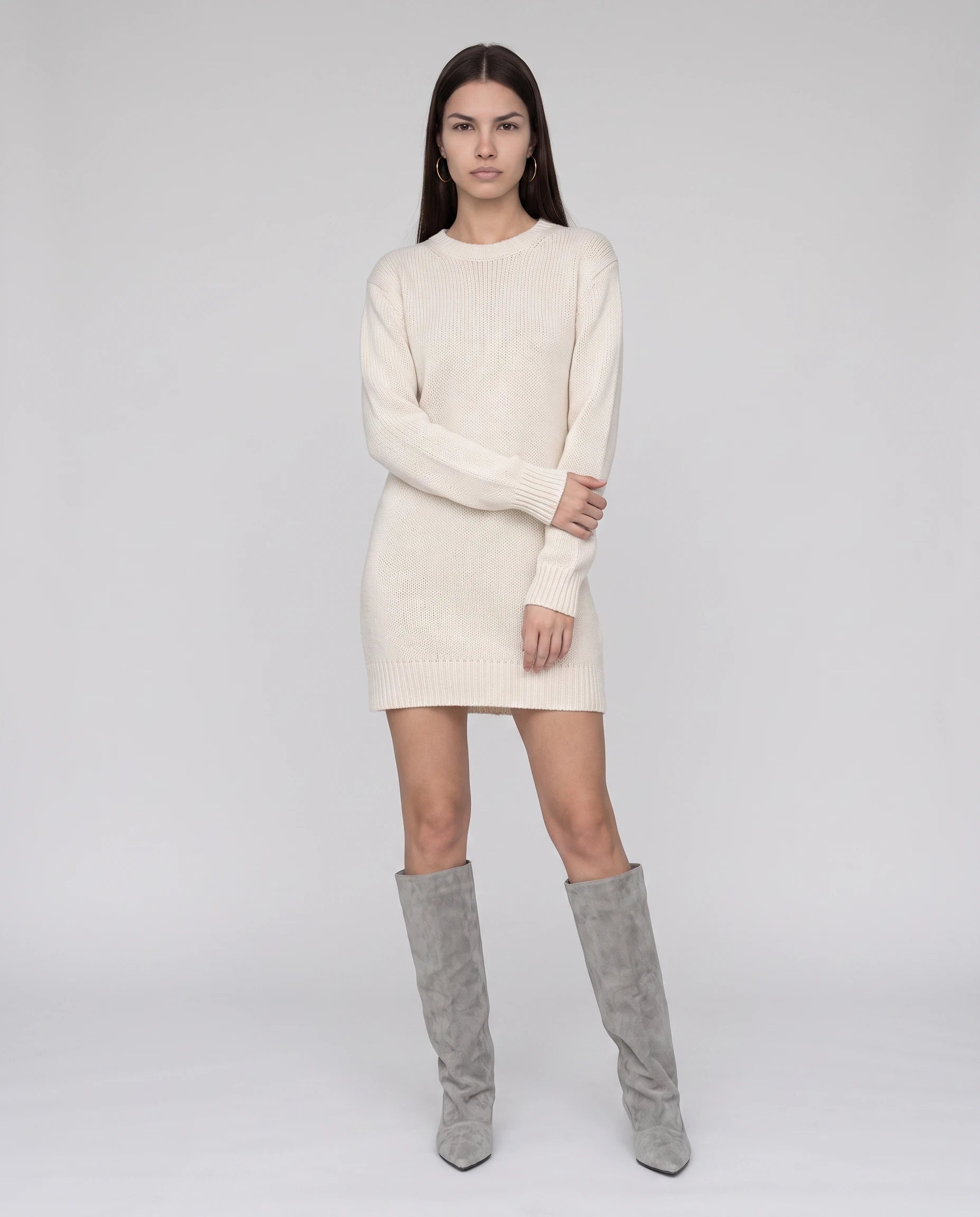 Bottes souples à petit talon en suédine Bernadette — Gris, portées en plein pied studio