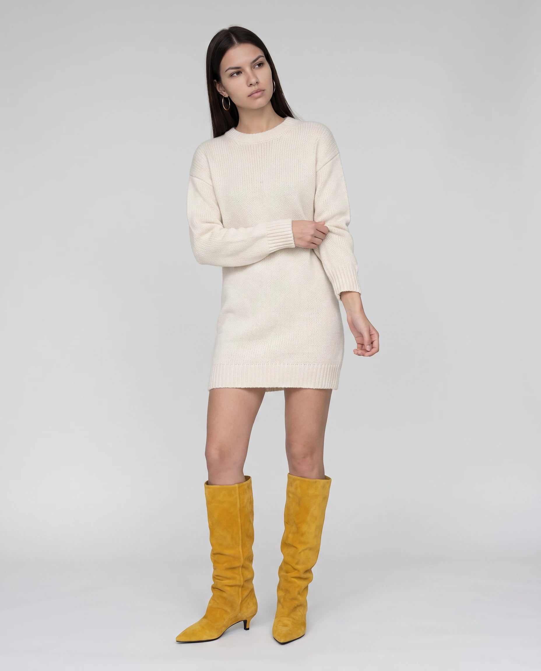 Bottes souples à petit talon en suédine Bernadette — Moutarde, portées en plein pied studio