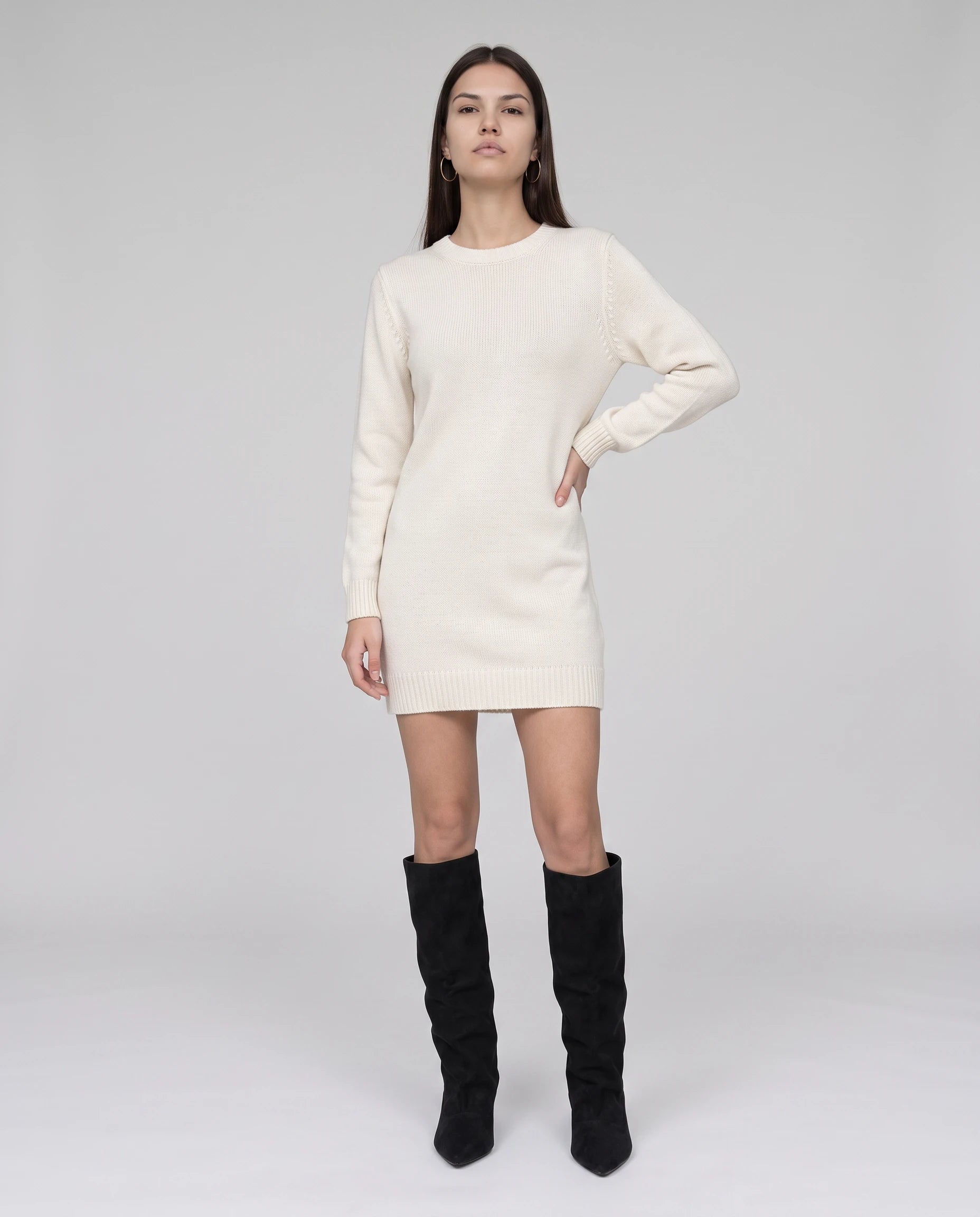 Bottes souples à petit talon en suédine Bernadette — Noir, portées en plein pied studio