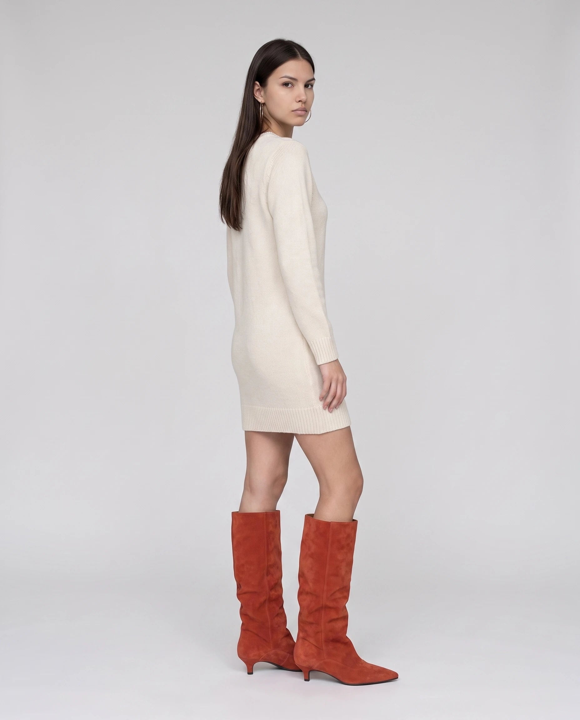 Bottes souples à petit talon en suédine Bernadette — Rouge, portées en plein pied studio