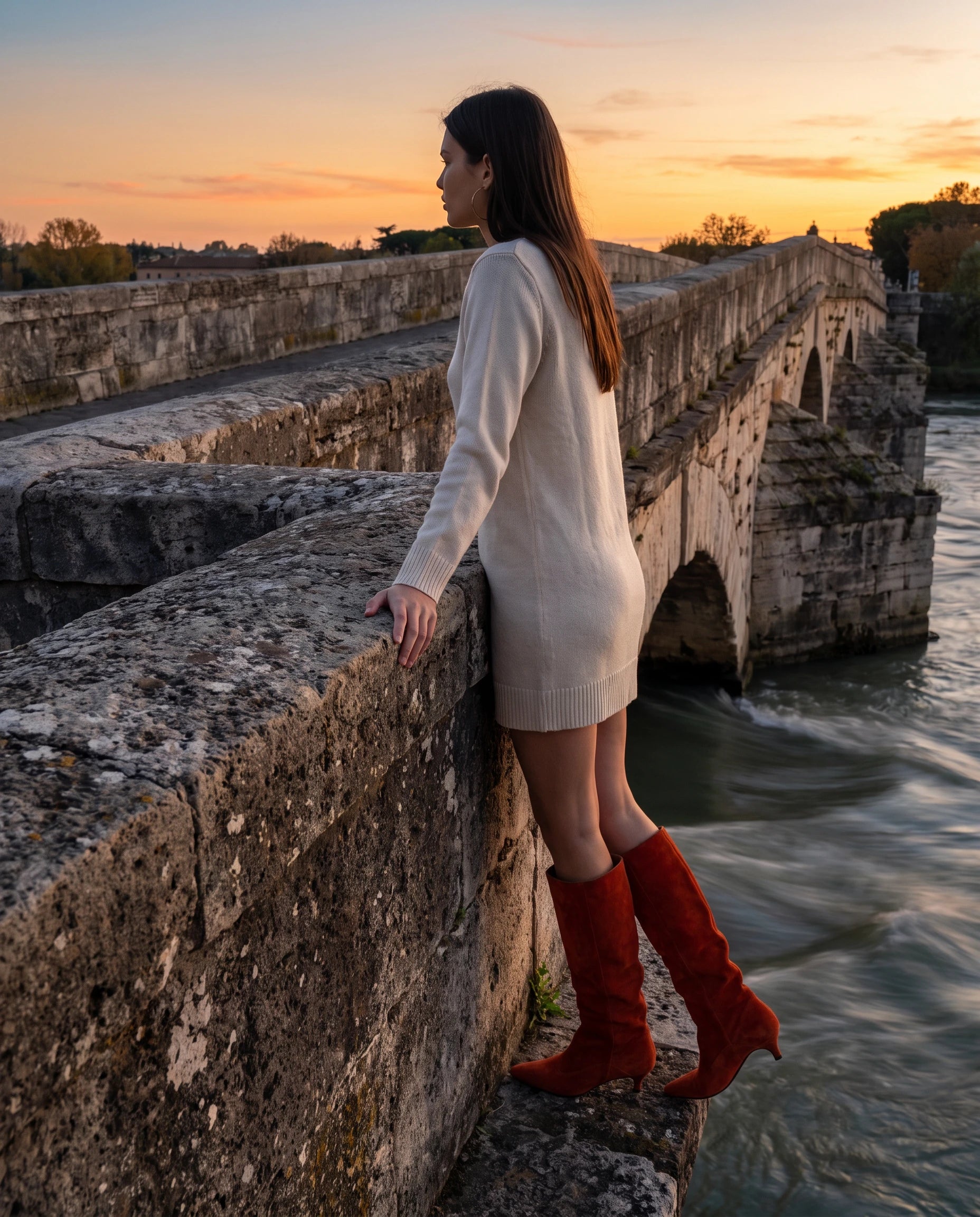 Bottes souples à petit talon en suédine Bernadette — Rouge, portées en extérieur