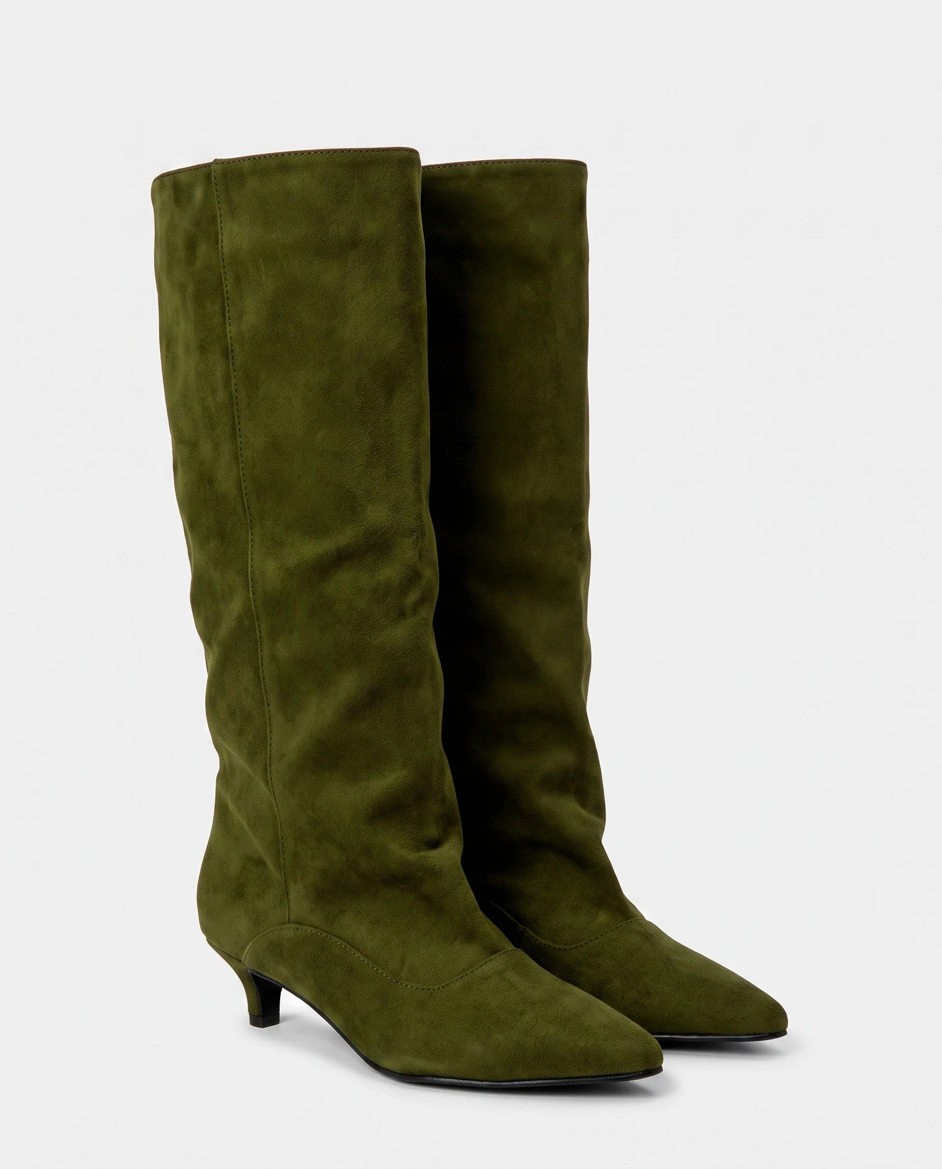 Bottes souples à petit talon en suédine Bernadette — Vert Olive, paire en packshot studio