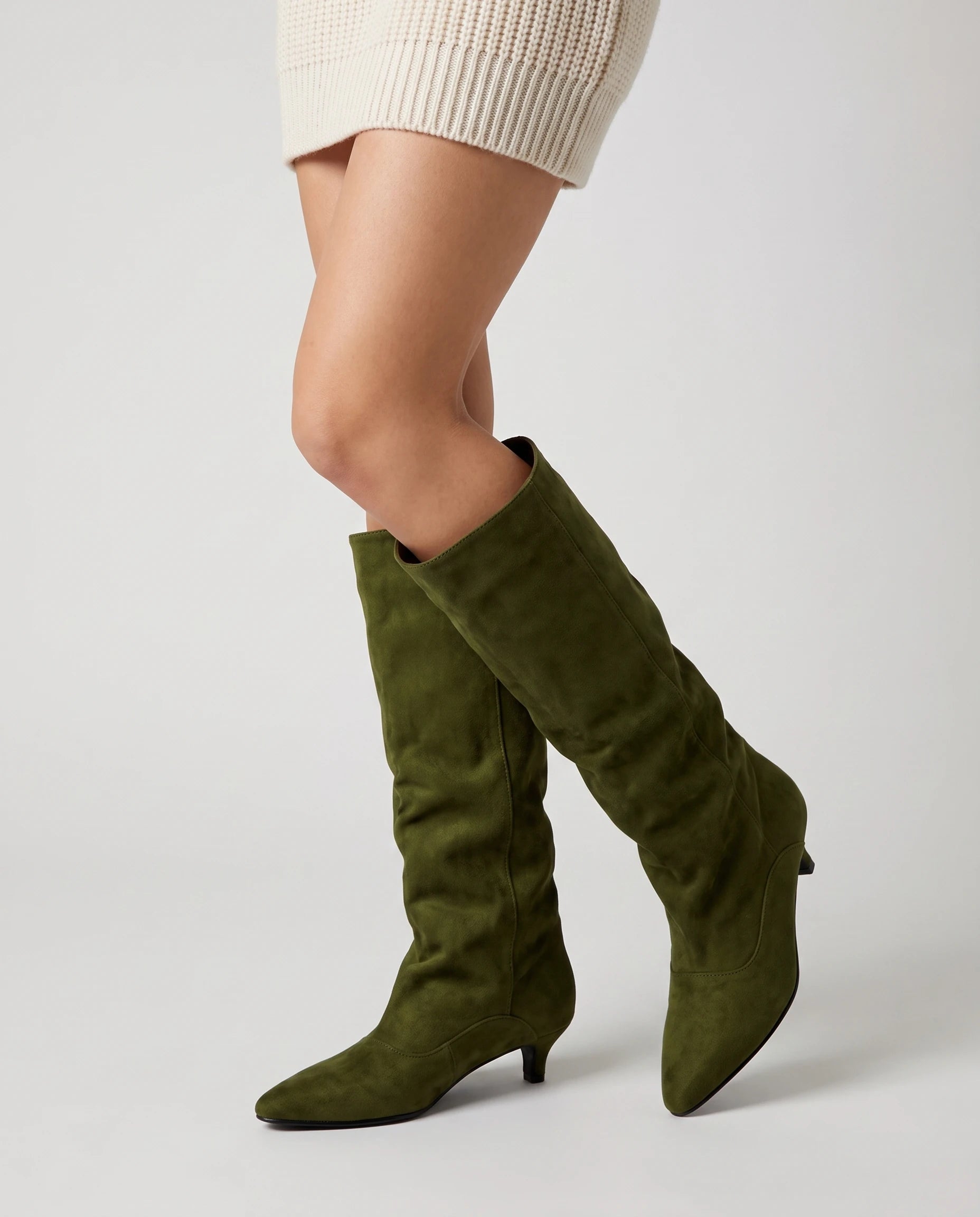 Bottes souples à petit talon en suédine Bernadette — Vert Olive, portées en plan rapproché