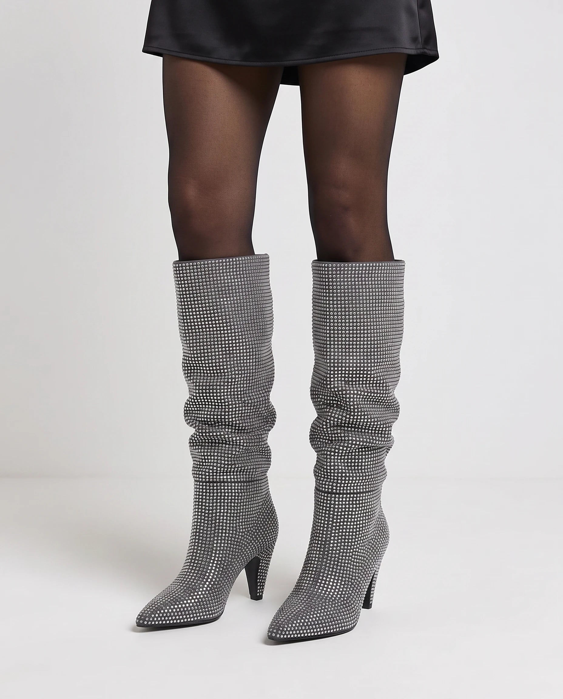 Bottes hautes slouchy à strass Odalie — Gris Ardoise, portées en plan rapproché, pieds rapprochés