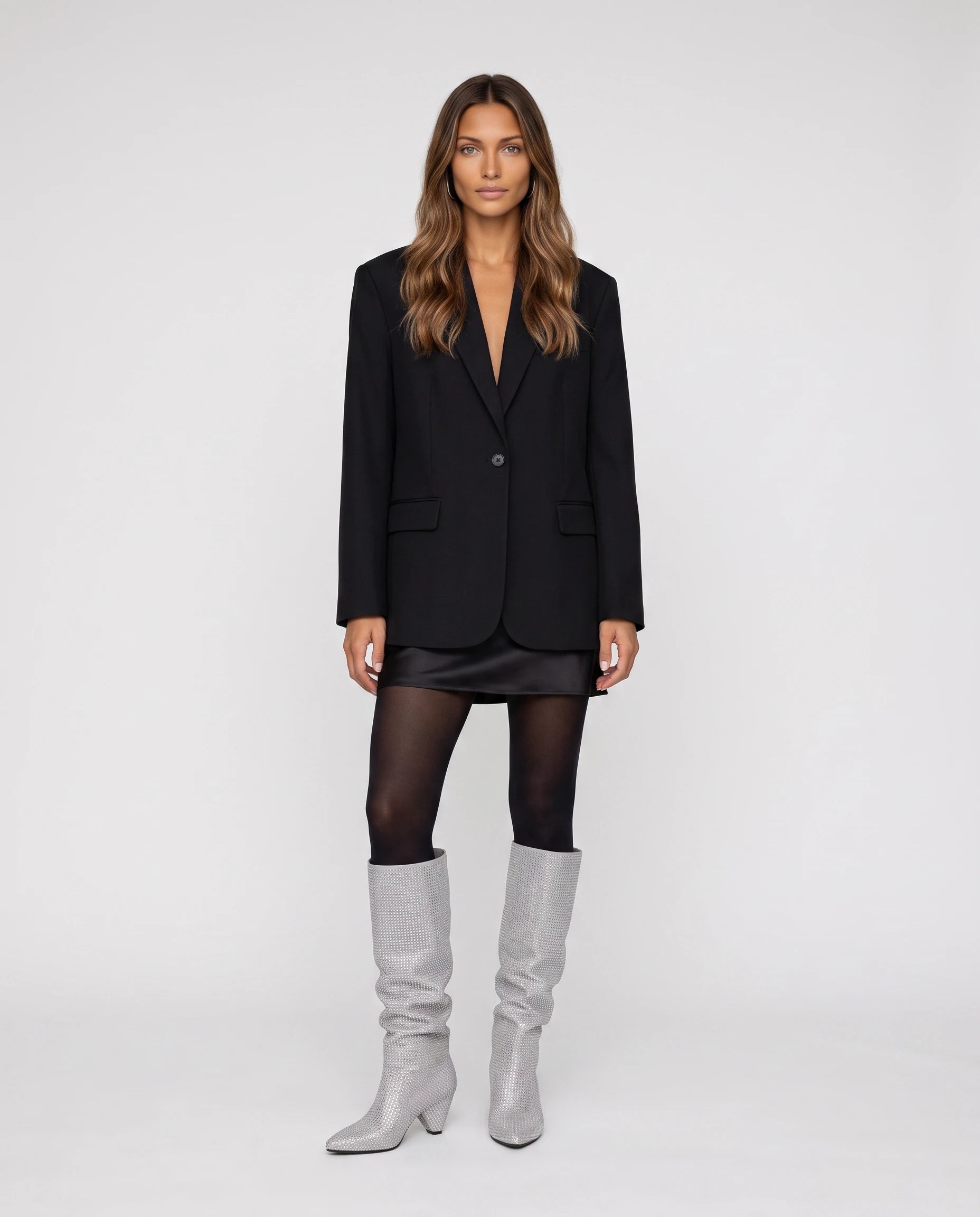 Bottes hautes slouchy à strass Odalie — Argent, portées en plein pied studio