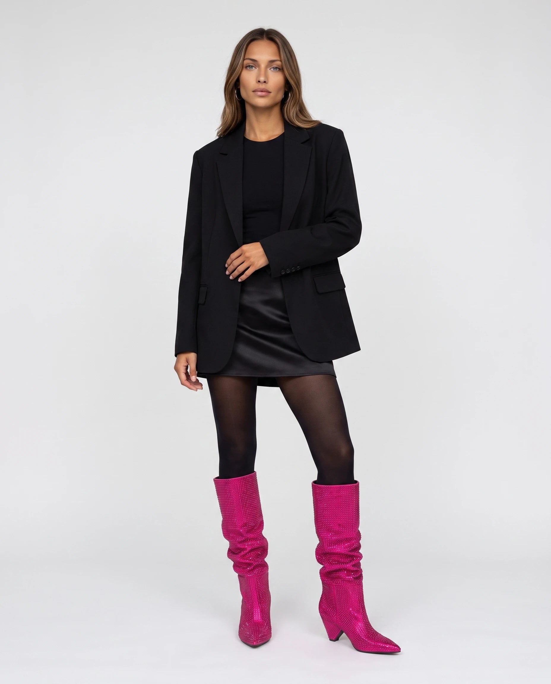 Bottes hautes slouchy à strass Odalie — Fuchsia, portées en plein pied studio