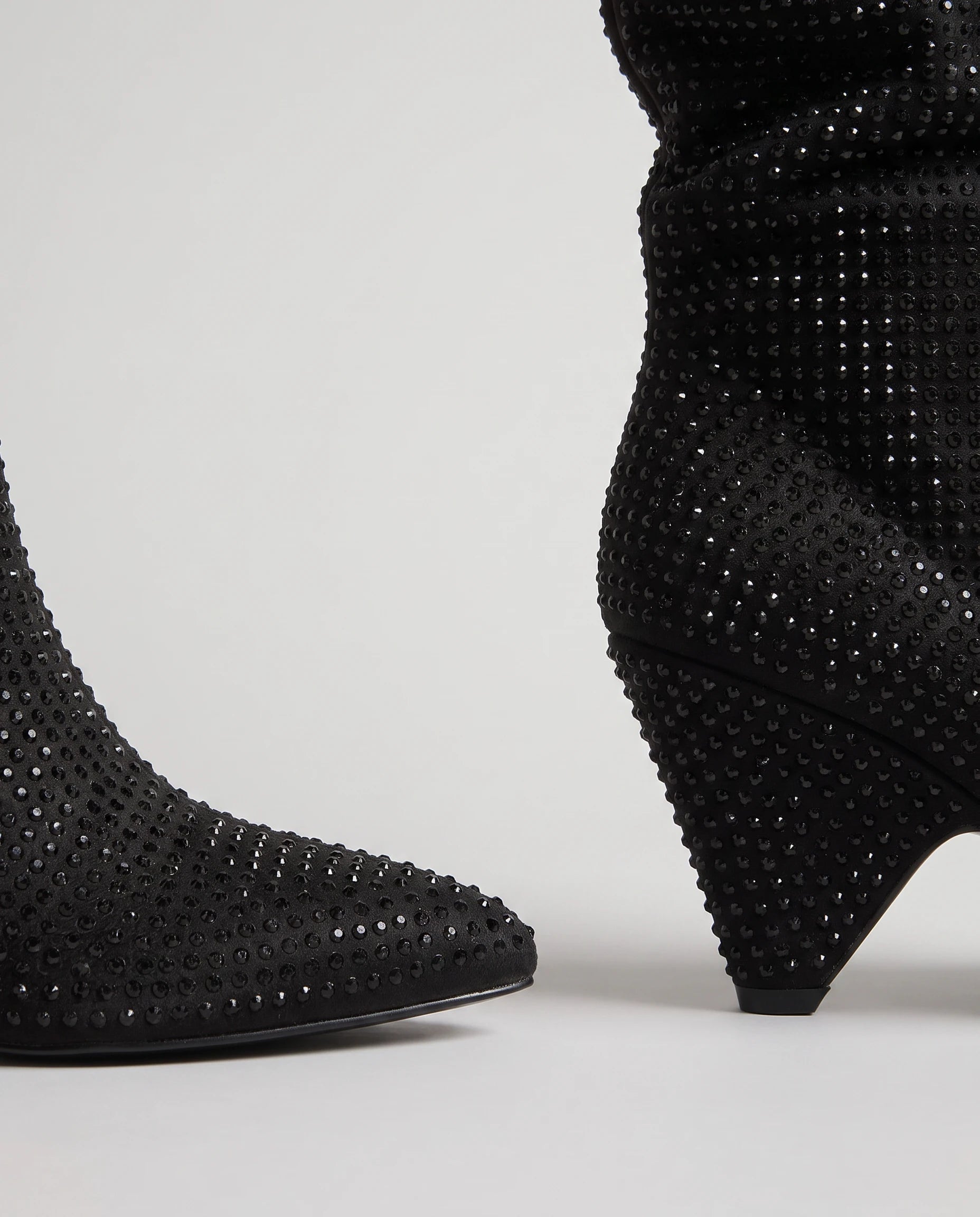 Bottes hautes slouchy à strass Odalie — Noir, détail du bout pointu et du talon carré évasé