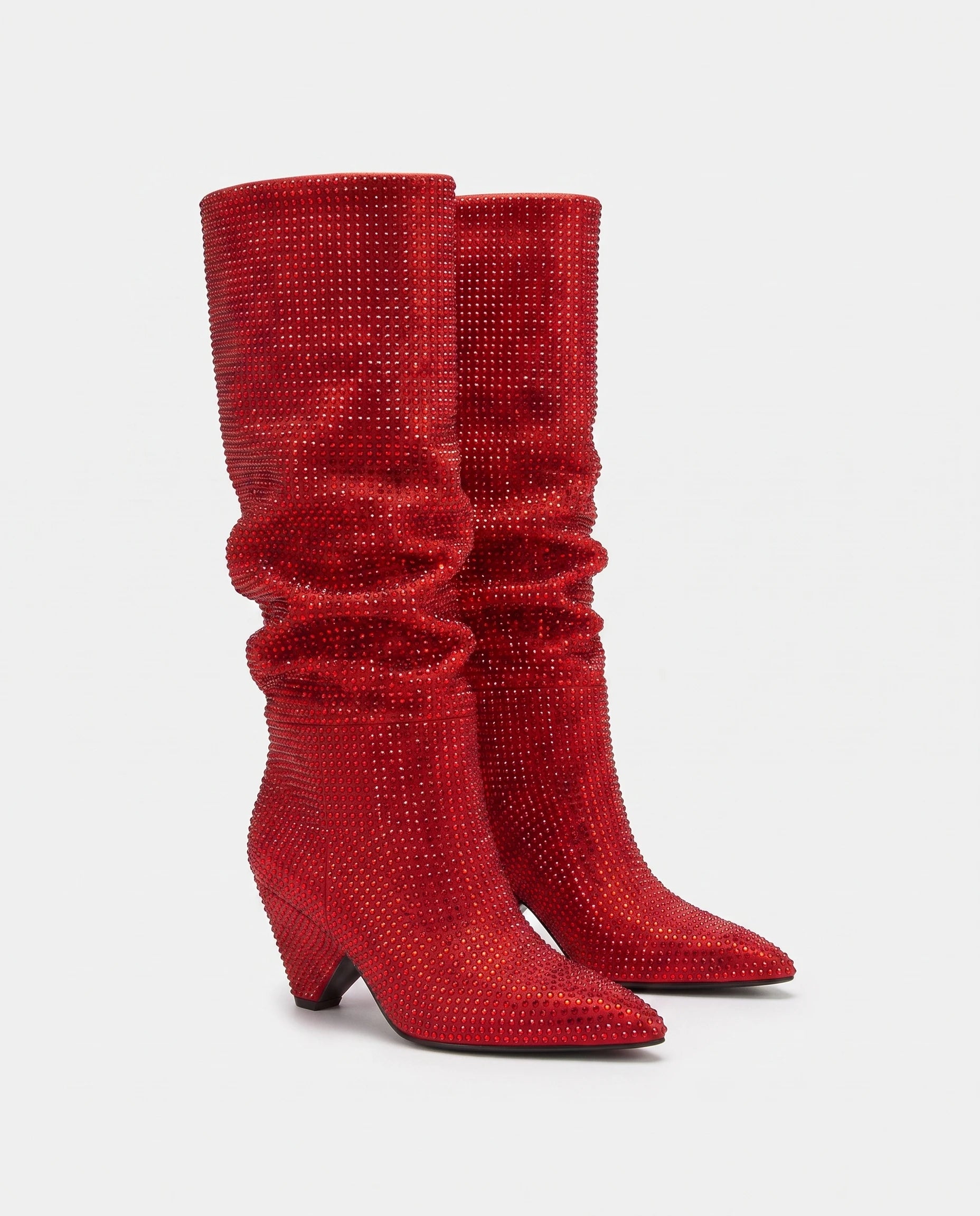 Bottes hautes slouchy à strass Odalie — Rouge, paire vue de trois quarts depuis la droite en studio