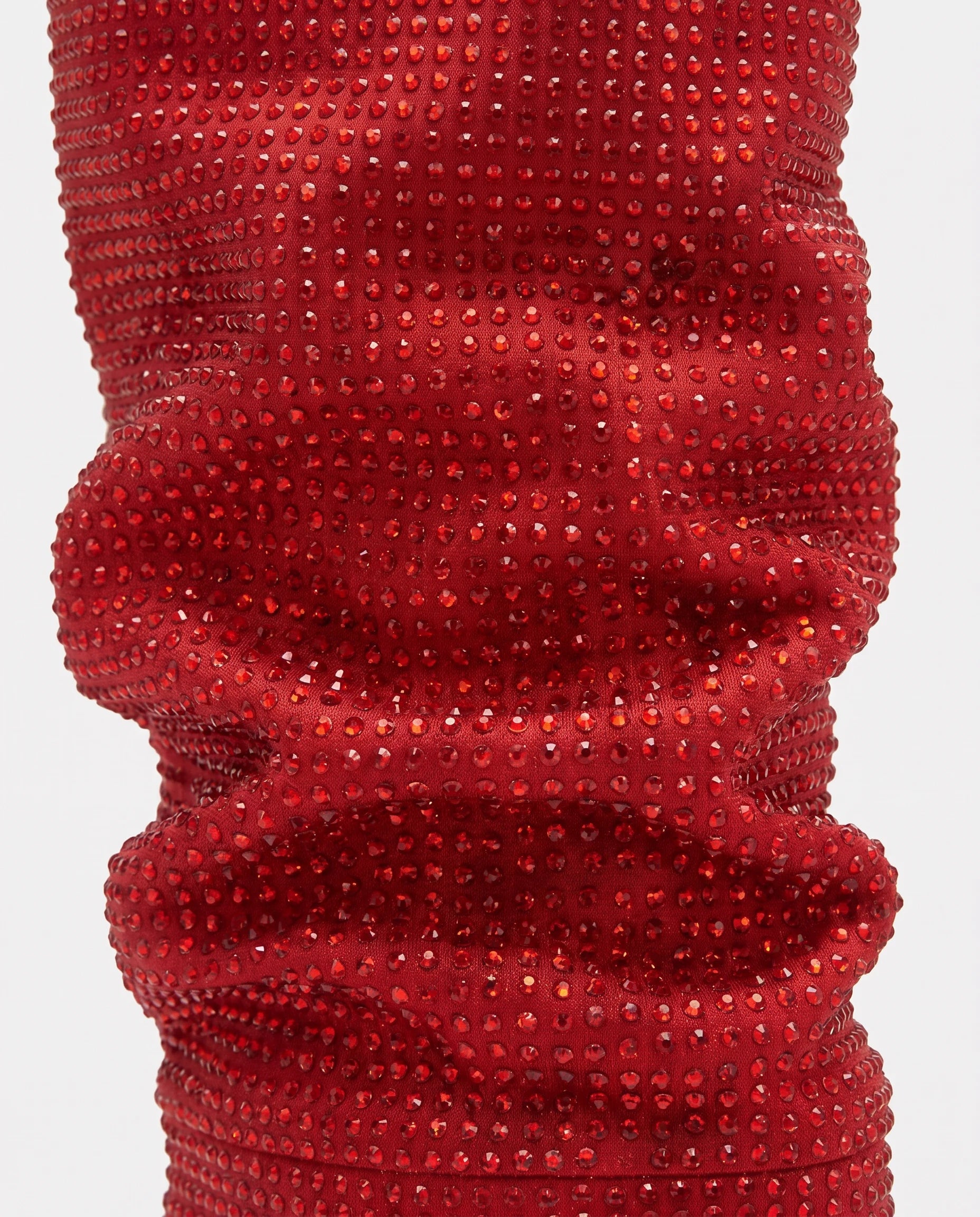 Bottes hautes slouchy à strass Odalie — Rouge, détail du pavage de strass et des plis de la tige