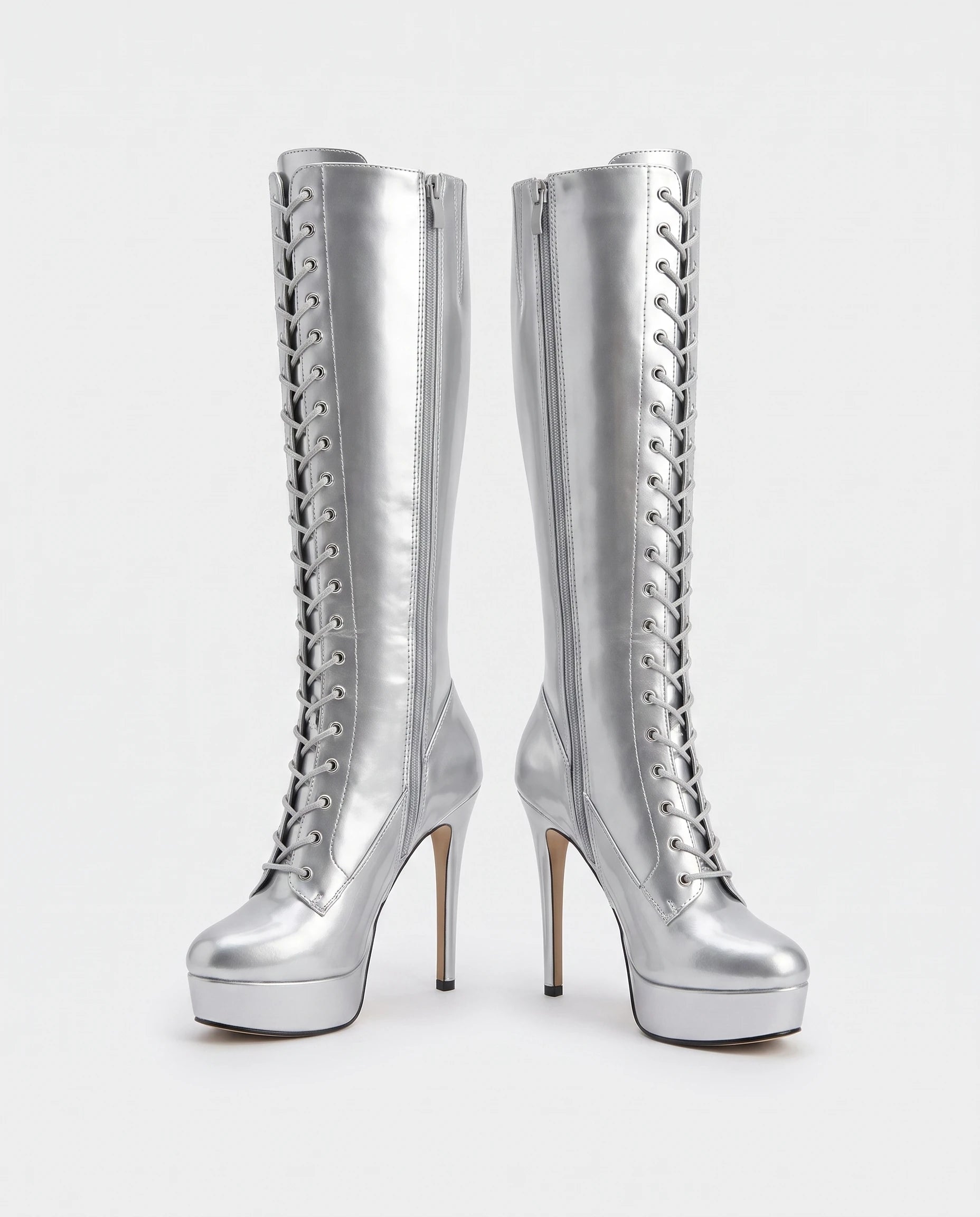 Bottes hautes vernies lacées à talon aiguille Romilde — Argent, paire en packshot studio