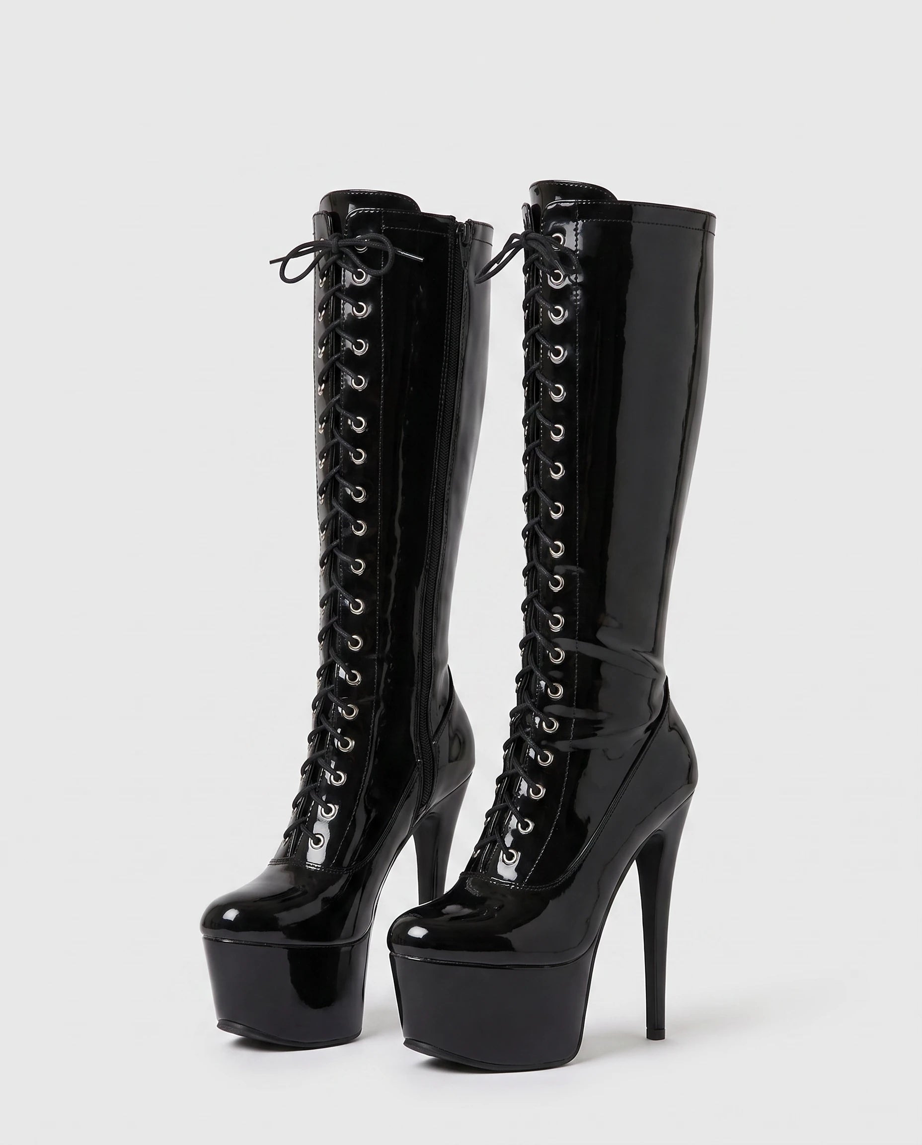 Bottes hautes vernies lacées à talon aiguille Romilde — Noir, paire en packshot studio