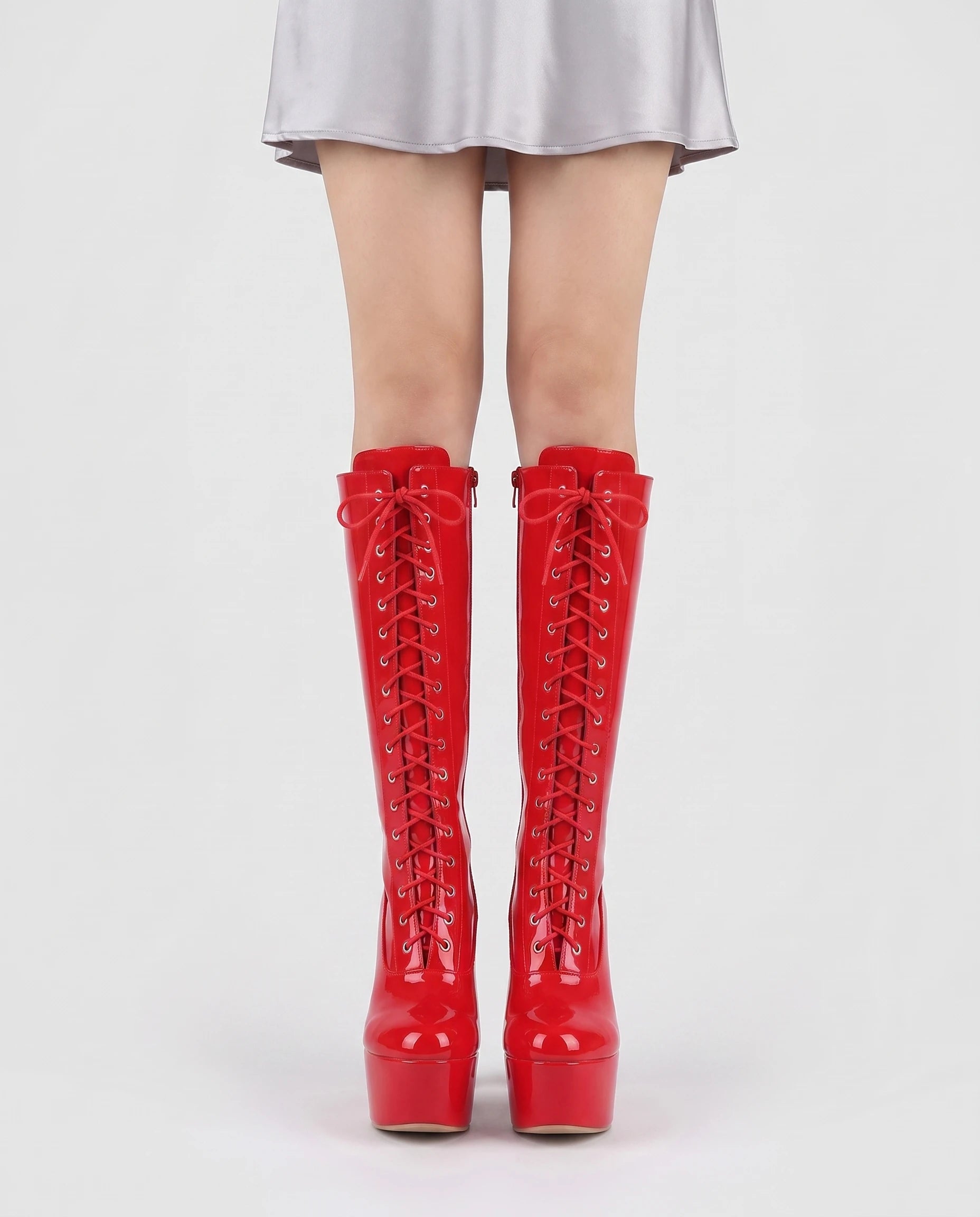 Bottes hautes vernies lacées à plateforme Vitaline — Rouge, portées en plan rapproché