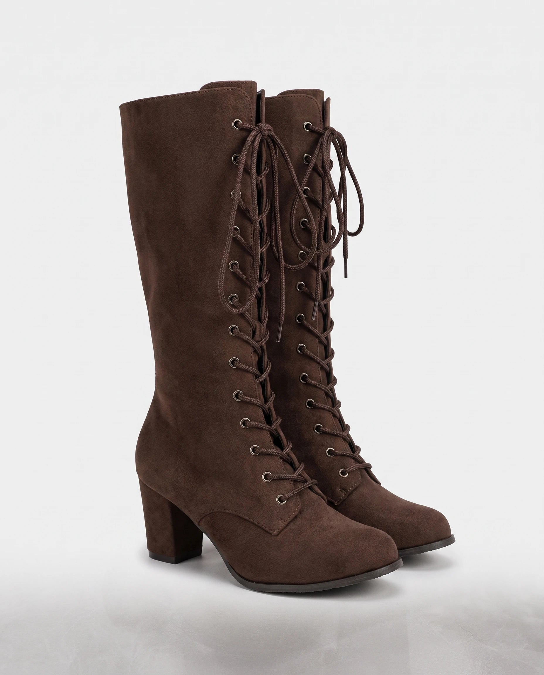 Bottes lacées victoriennes en suédine Wilhelmine — Brun Cacao, paire en packshot studio