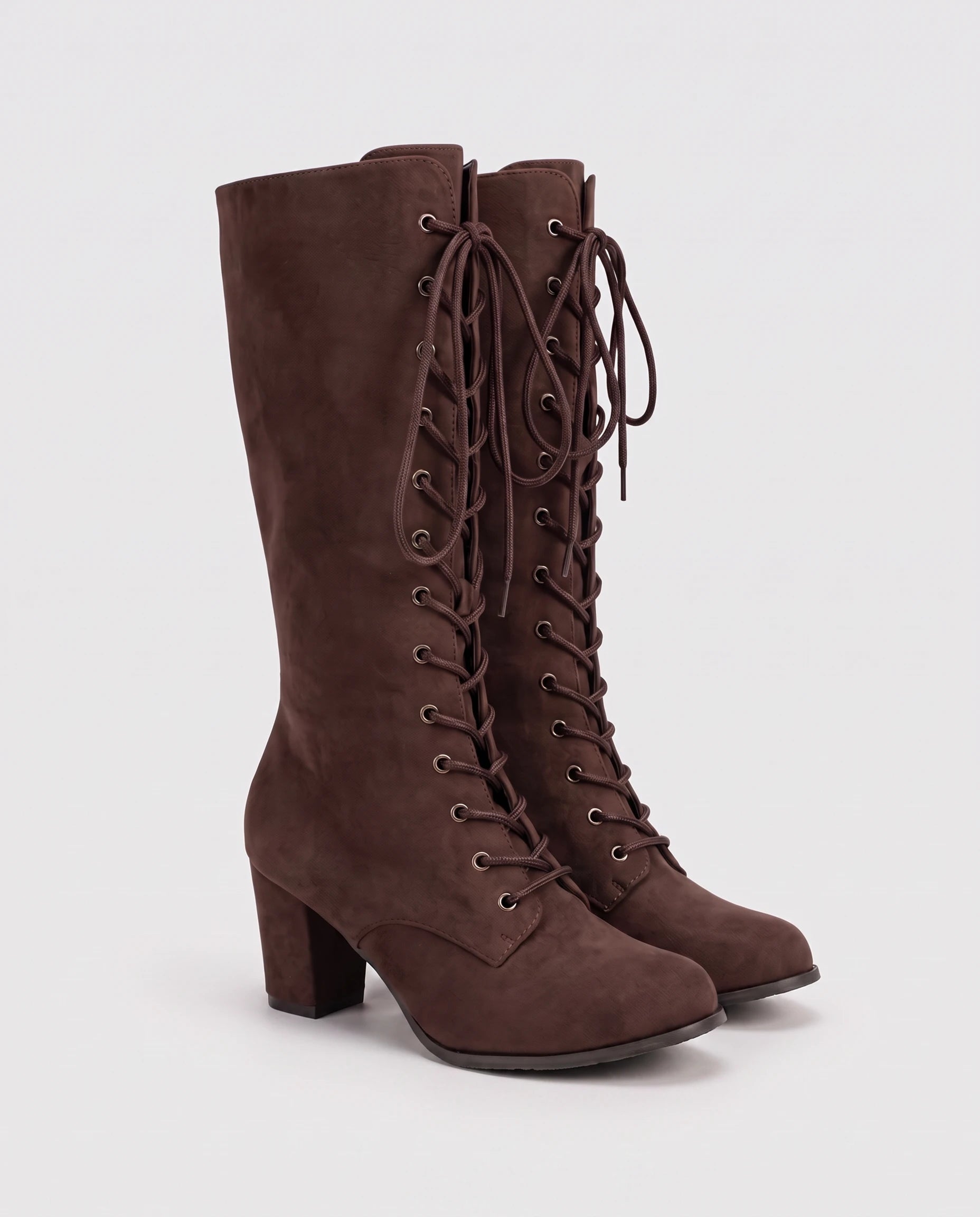 Bottes lacées victoriennes en suédine Wilhelmine — Brun Cacao, paire en packshot studio
