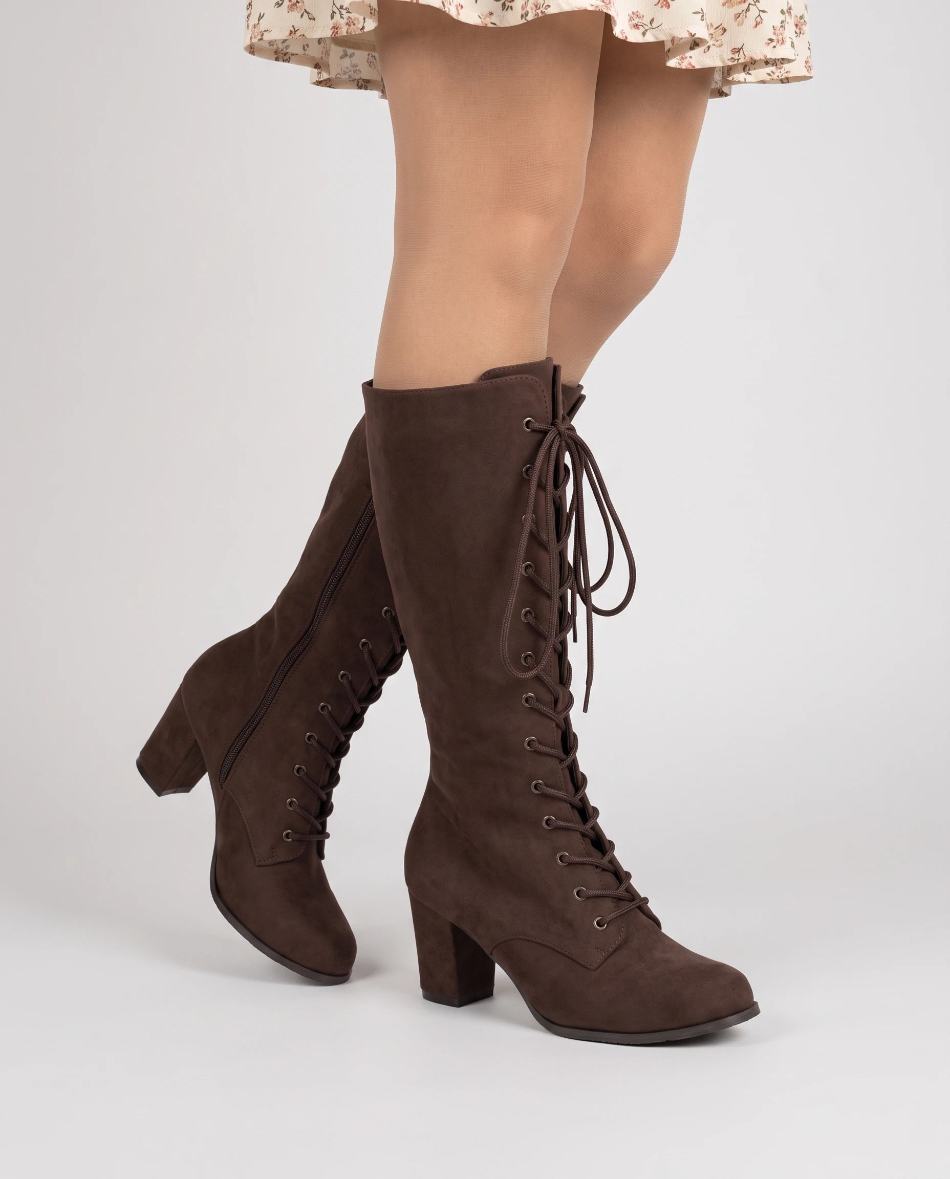 Bottes lacées victoriennes en suédine Wilhelmine — Brun Cacao, portées en plan rapproché