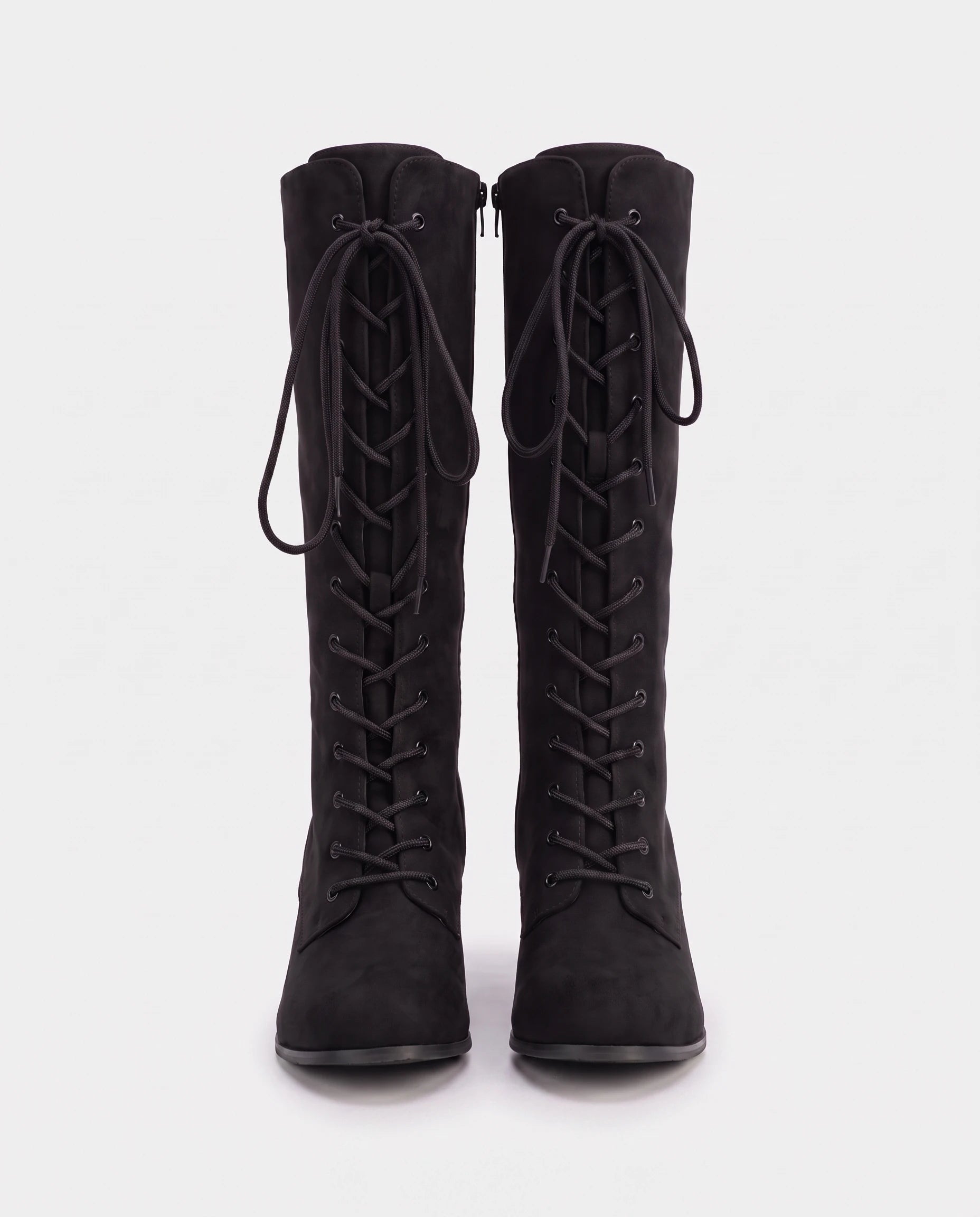 Bottes lacées victoriennes en suédine Wilhelmine — Noir, paire en packshot studio
