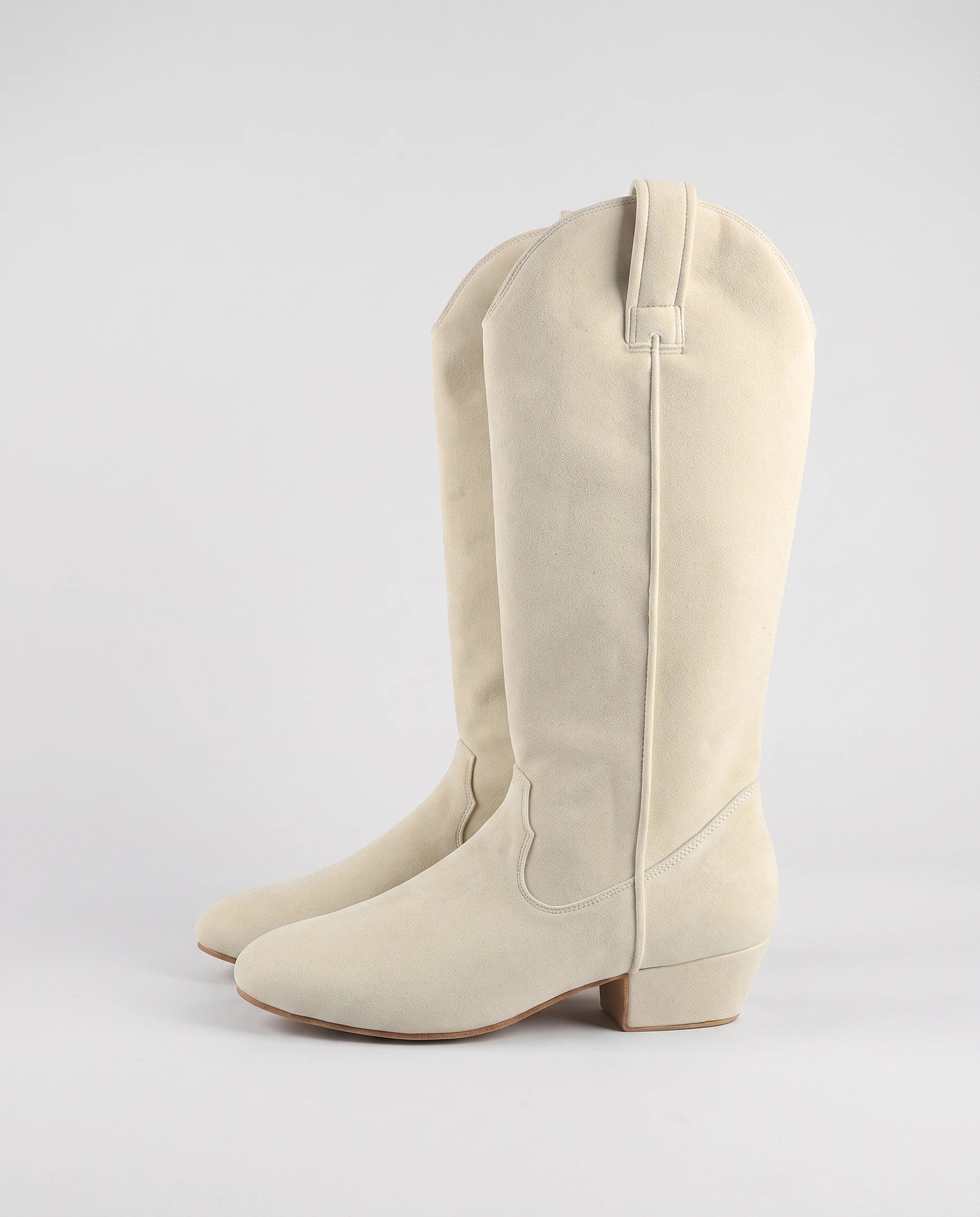 Bottes hautes western en suédine Marjolaine — Blanc Cassé, paire vue de profil studio
