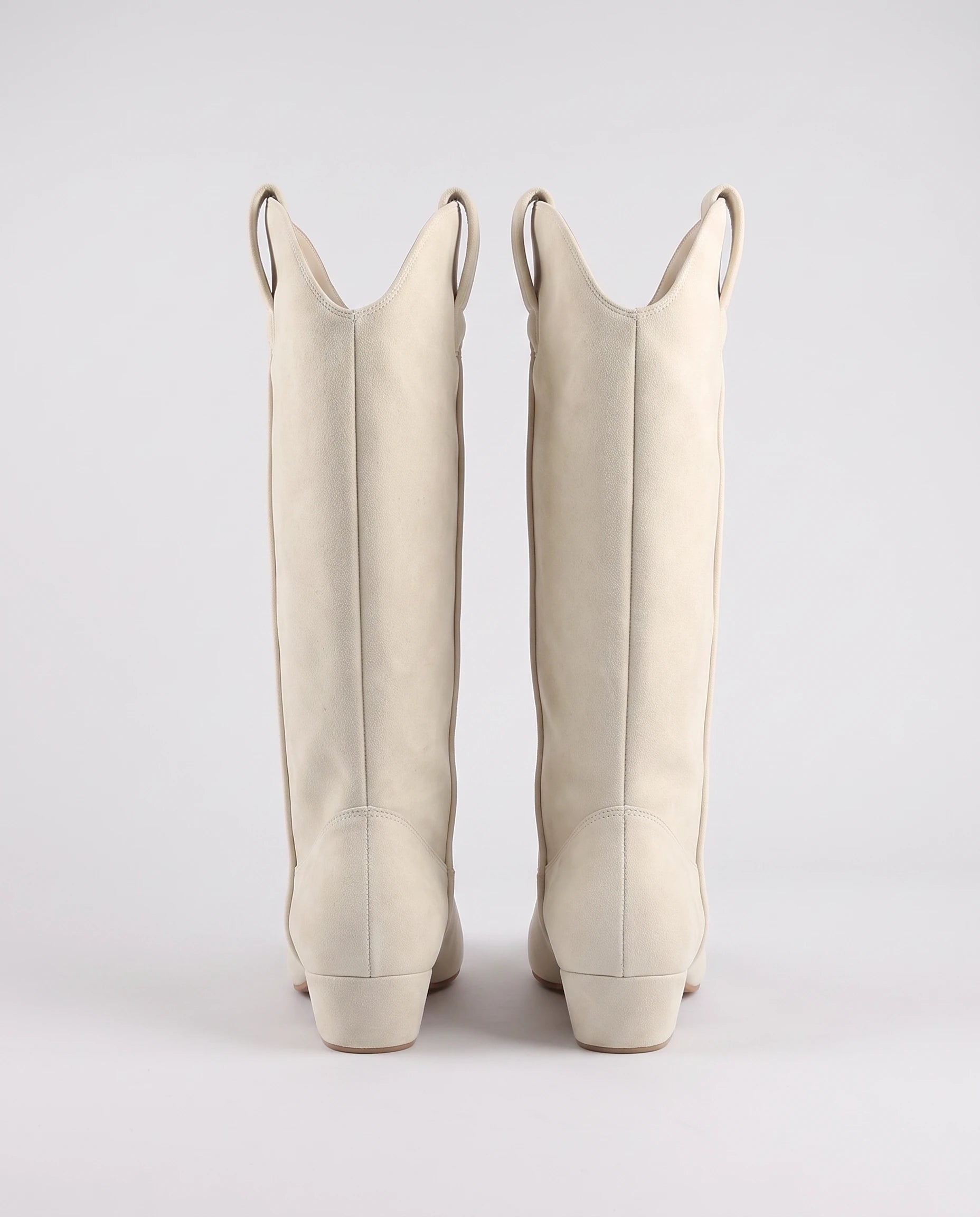 Bottes hautes western en suédine Marjolaine — Blanc Cassé, paire vue de dos, coutures arrière et tirants