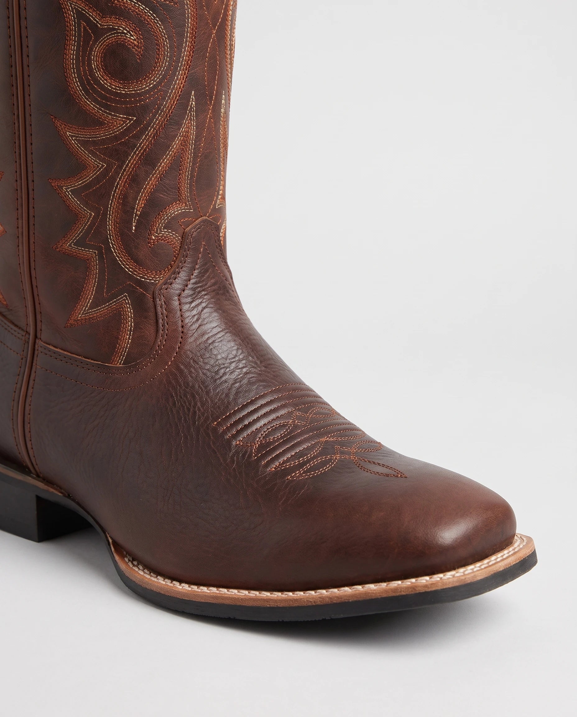 Bottes western à bout rond Marion — Chocolat, détail du bout rond large et de la trépointe surpiquée
