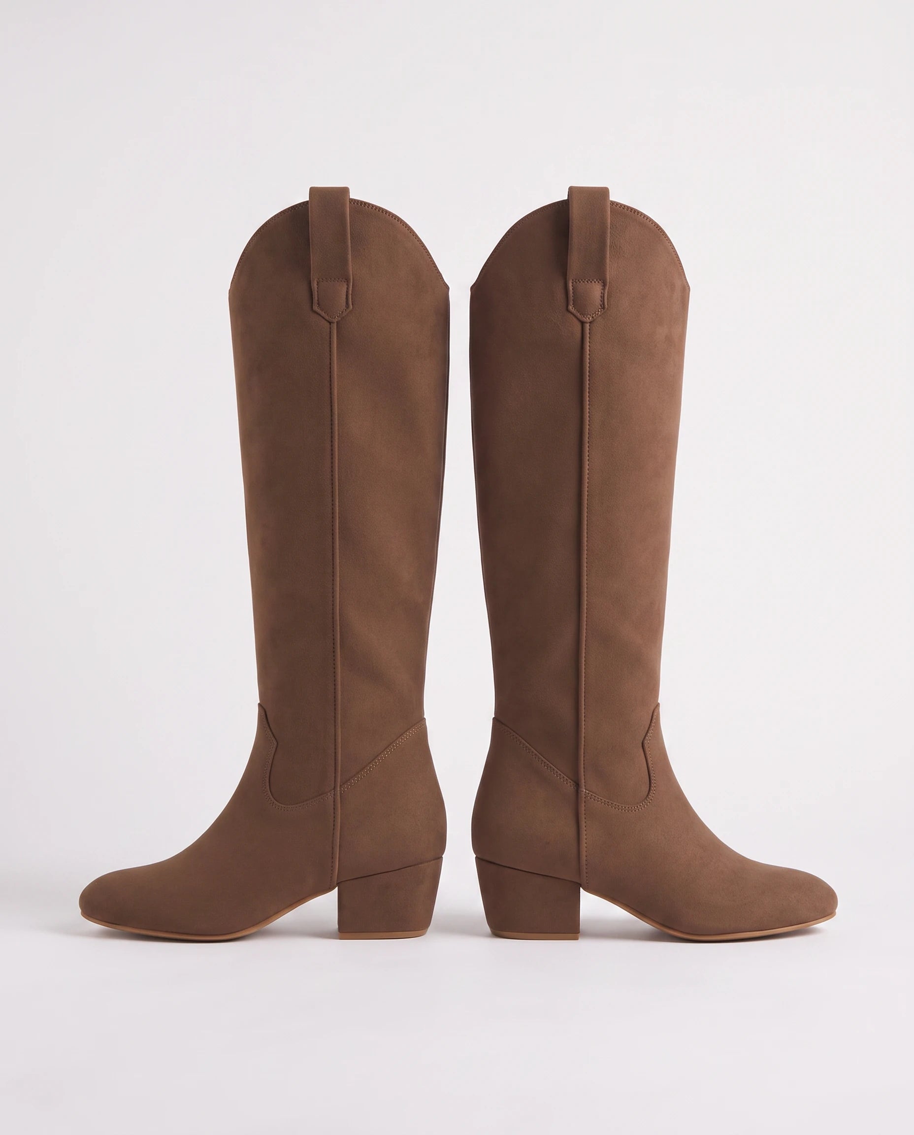 Bottes hautes western en suédine Marjolaine — Chocolat, paire vue de profil, hauteur de tige et talon bloc