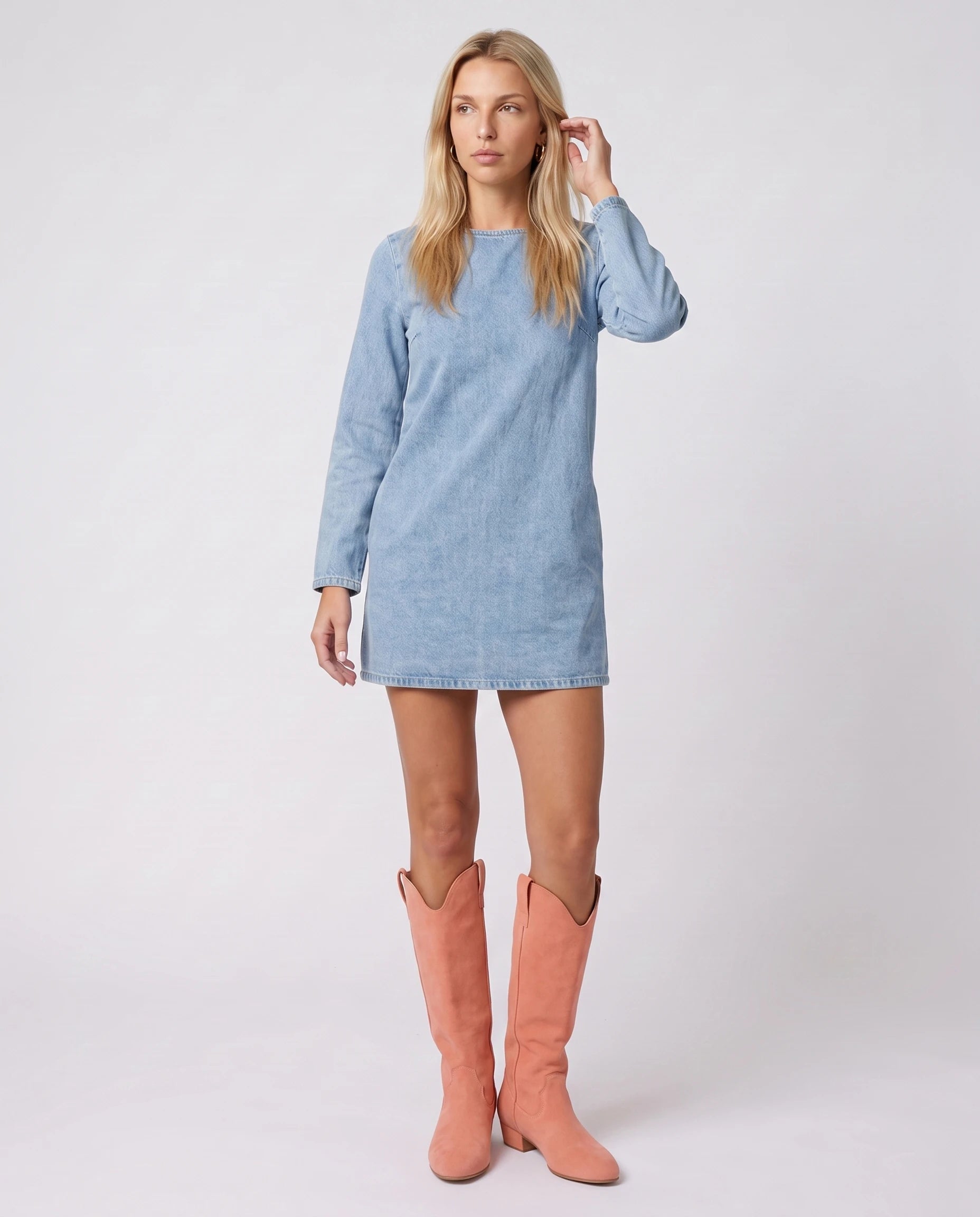 Bottes hautes western en suédine Marjolaine — Corail, portées en plein pied studio