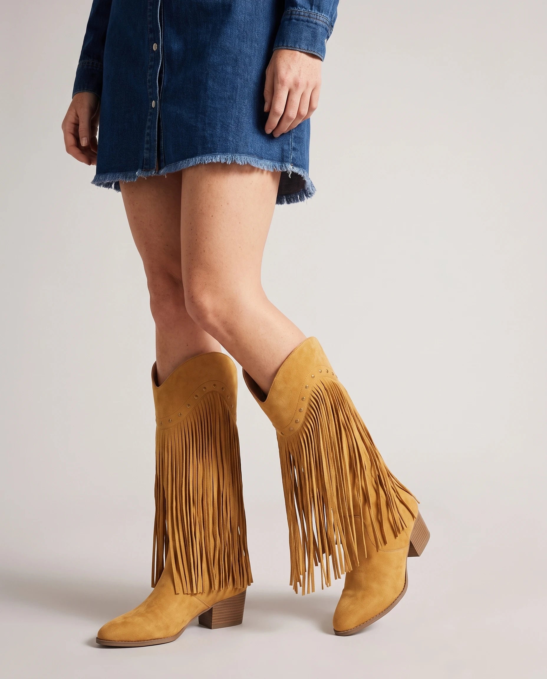 Bottes hautes western à franges cloutées Florentine — Camel, portées en plan rapproché, chevilles croisées