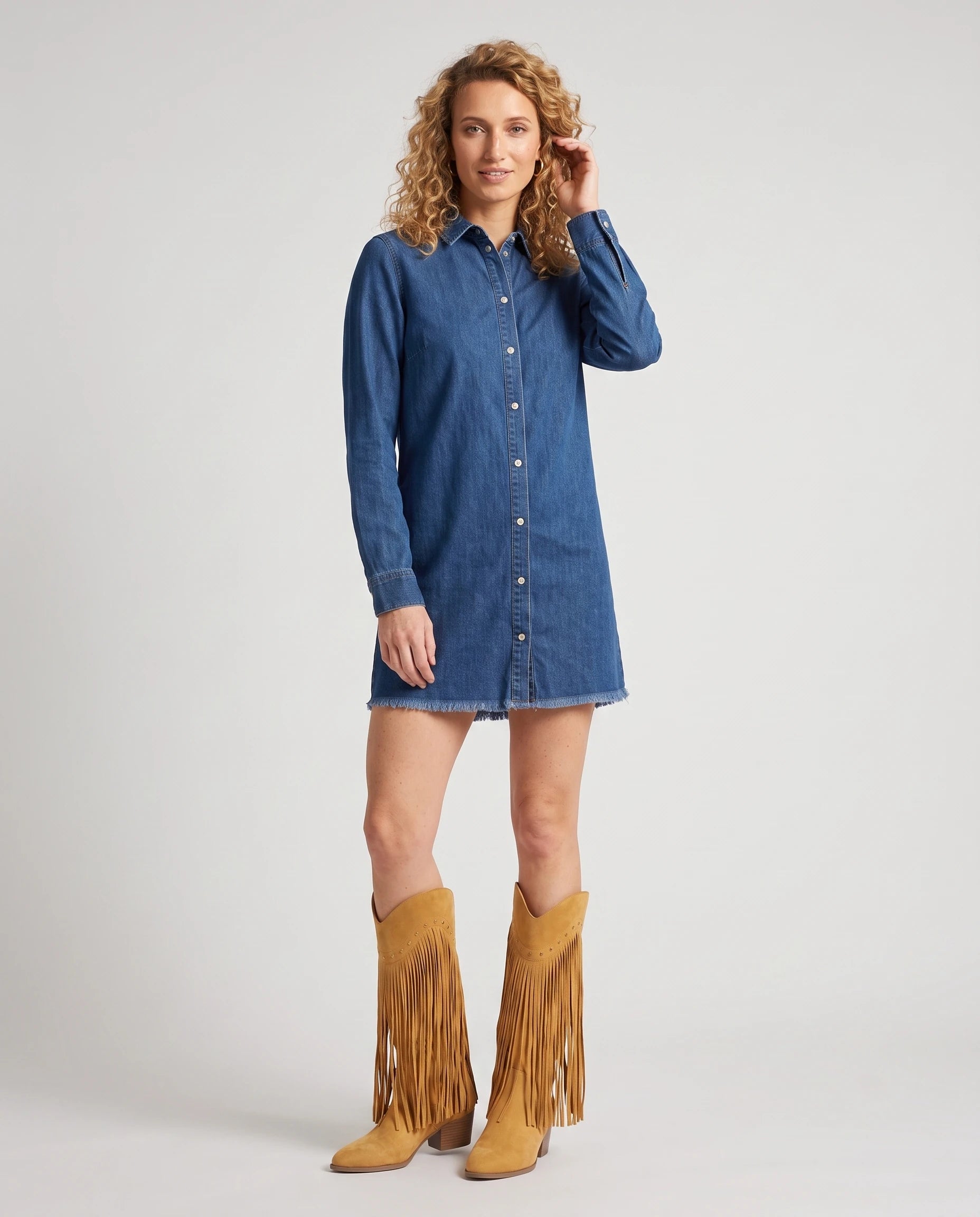 Bottes hautes western à franges cloutées Florentine — Camel, portées en plein pied studio