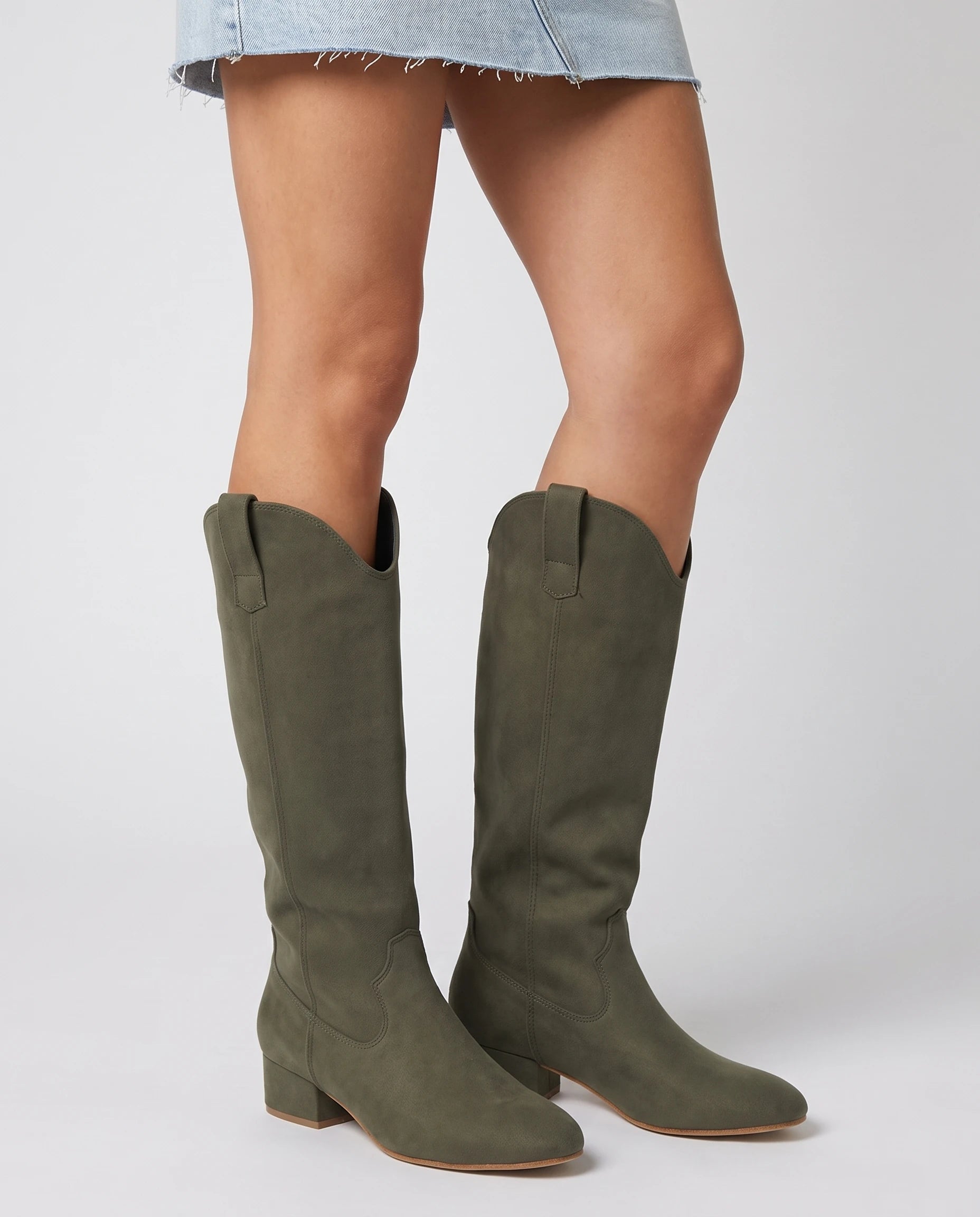 Bottes hautes western en suédine Marjolaine — Kaki, portées en plan rapproché avec une robe courte