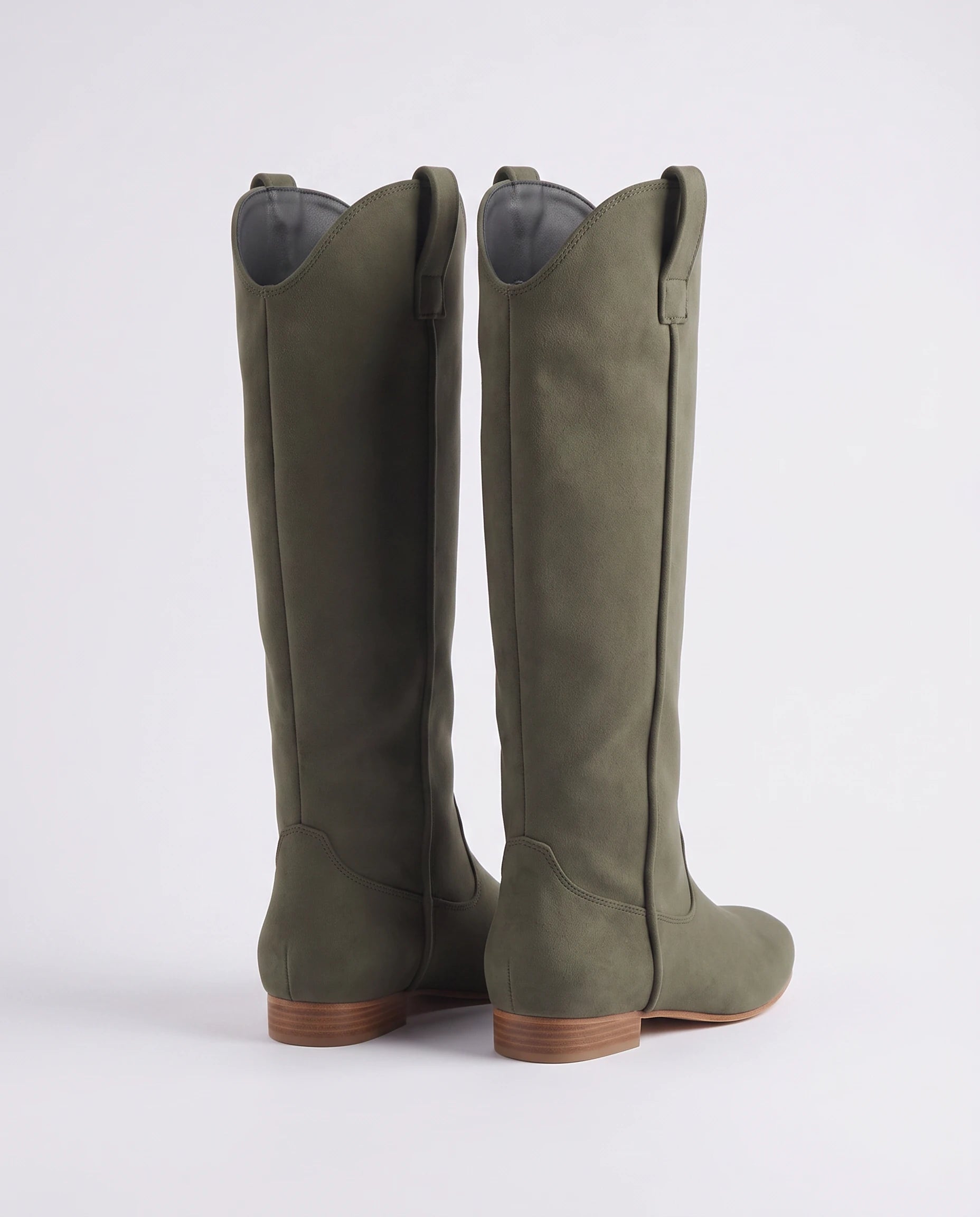 Bottes hautes western en suédine Marjolaine — Kaki, paire vue de trois quarts arrière, tirants et coutures