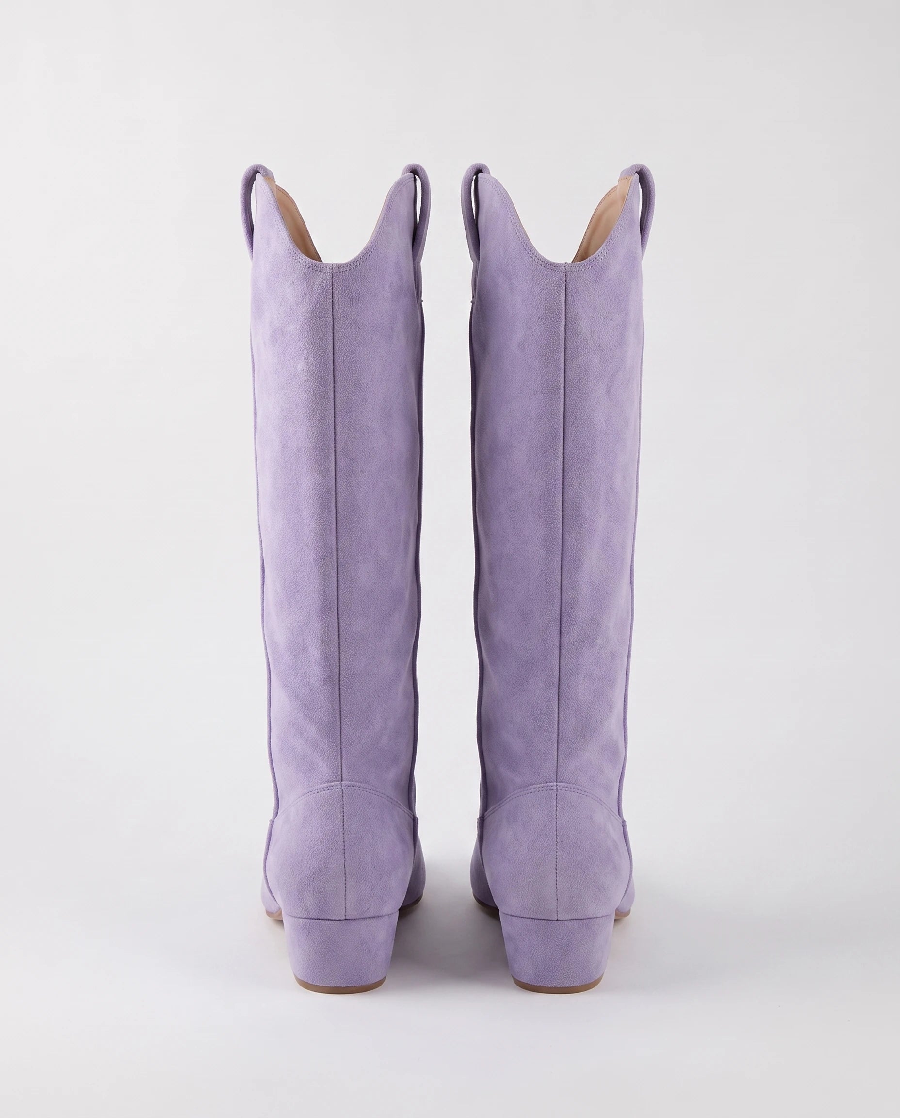 Bottes hautes western en suédine Marjolaine — Lilas, paire vue de dos, coutures arrière et tirants