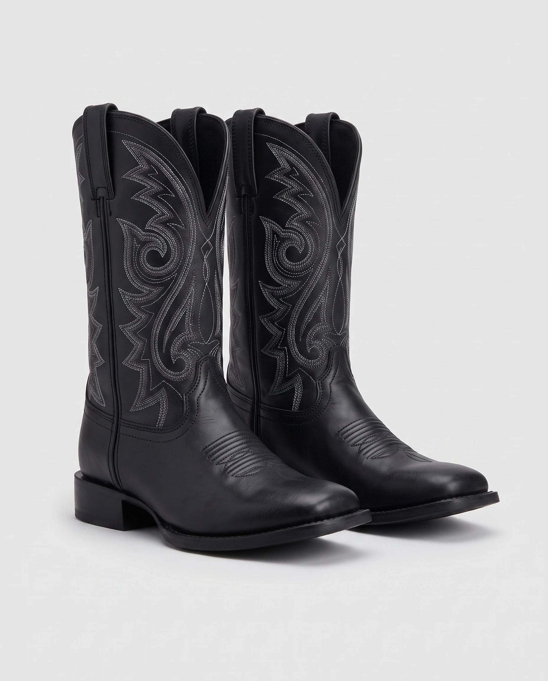 Bottes western à bout rond Marion — Noir, paire vue de trois quarts en studio
