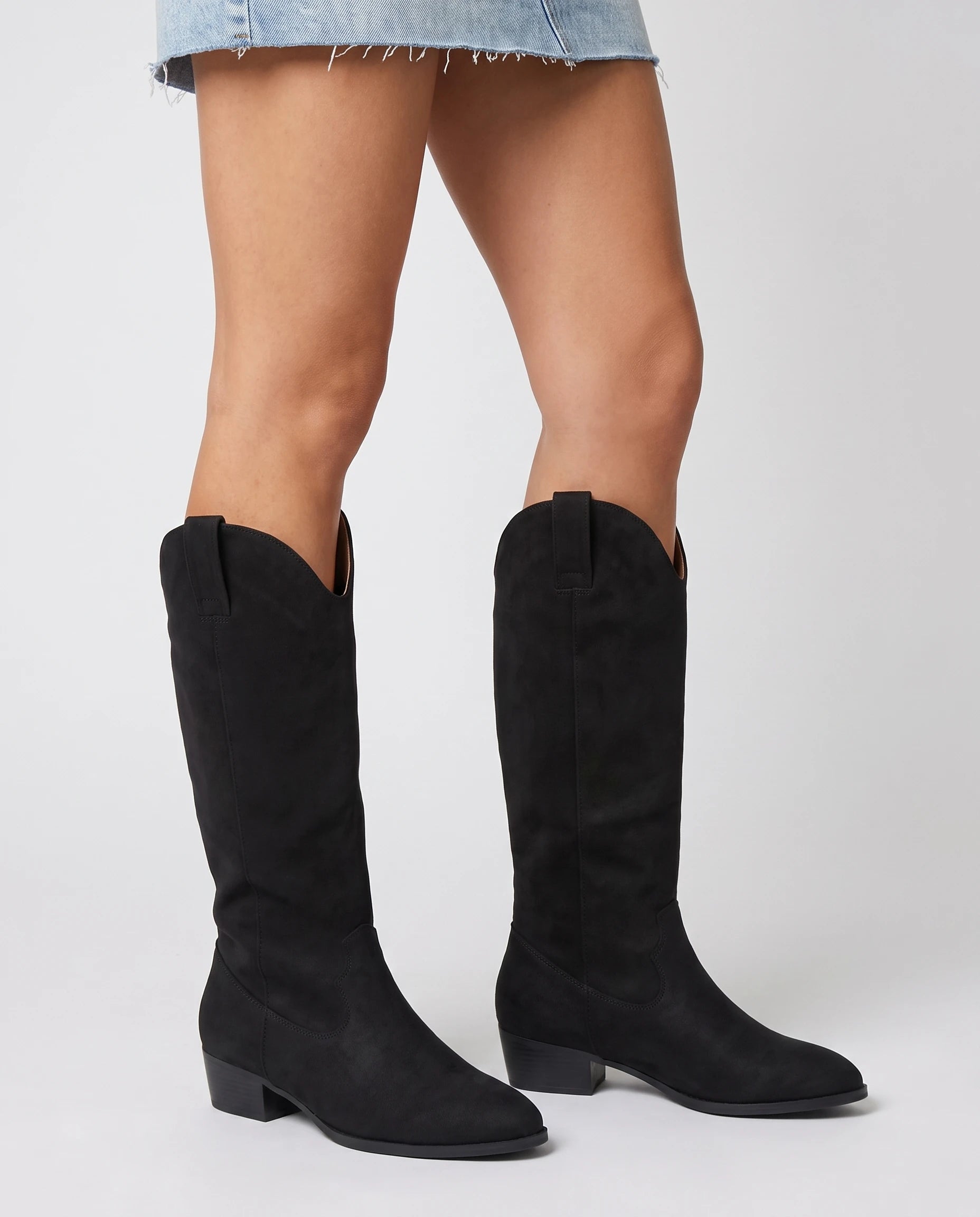 Bottes hautes western en suédine Marjolaine — Noir, portées en plan rapproché avec une robe courte