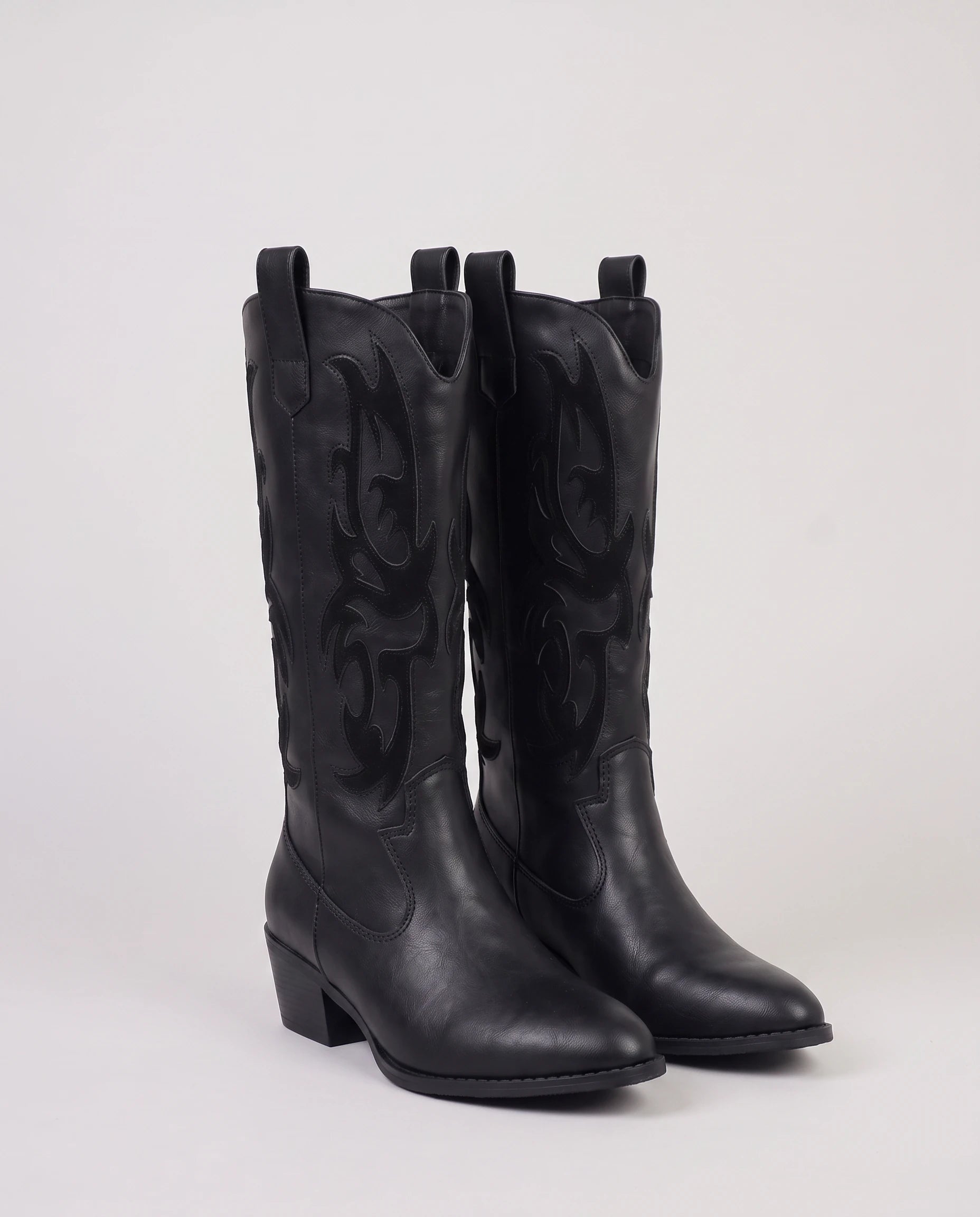 Bottes santiags à broderie ton sur ton en simili Corentine Noir — packshot studio