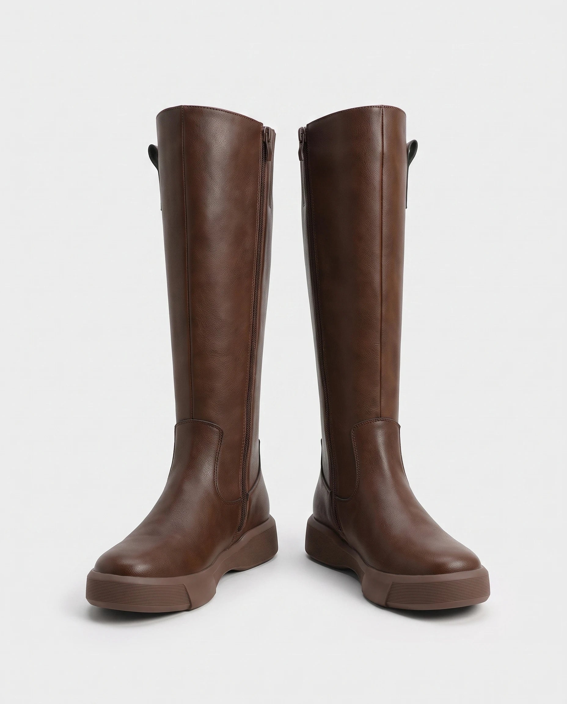 Bottes hautes zippées à semelle épaisse Justine — Chocolat, paire vue de profil studio, zip latéral