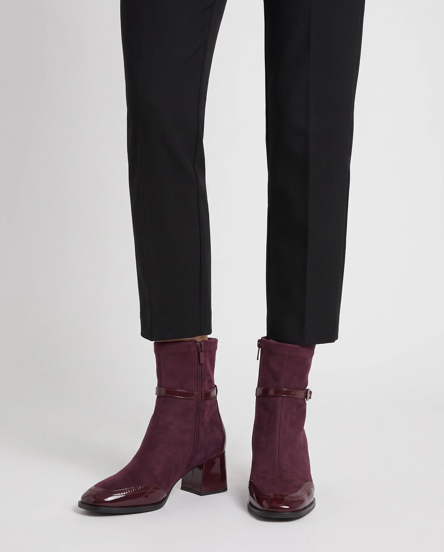 Bottines bi-matiere a bout verni Hyacinthe Prune-Marron — portées, plan rapproché