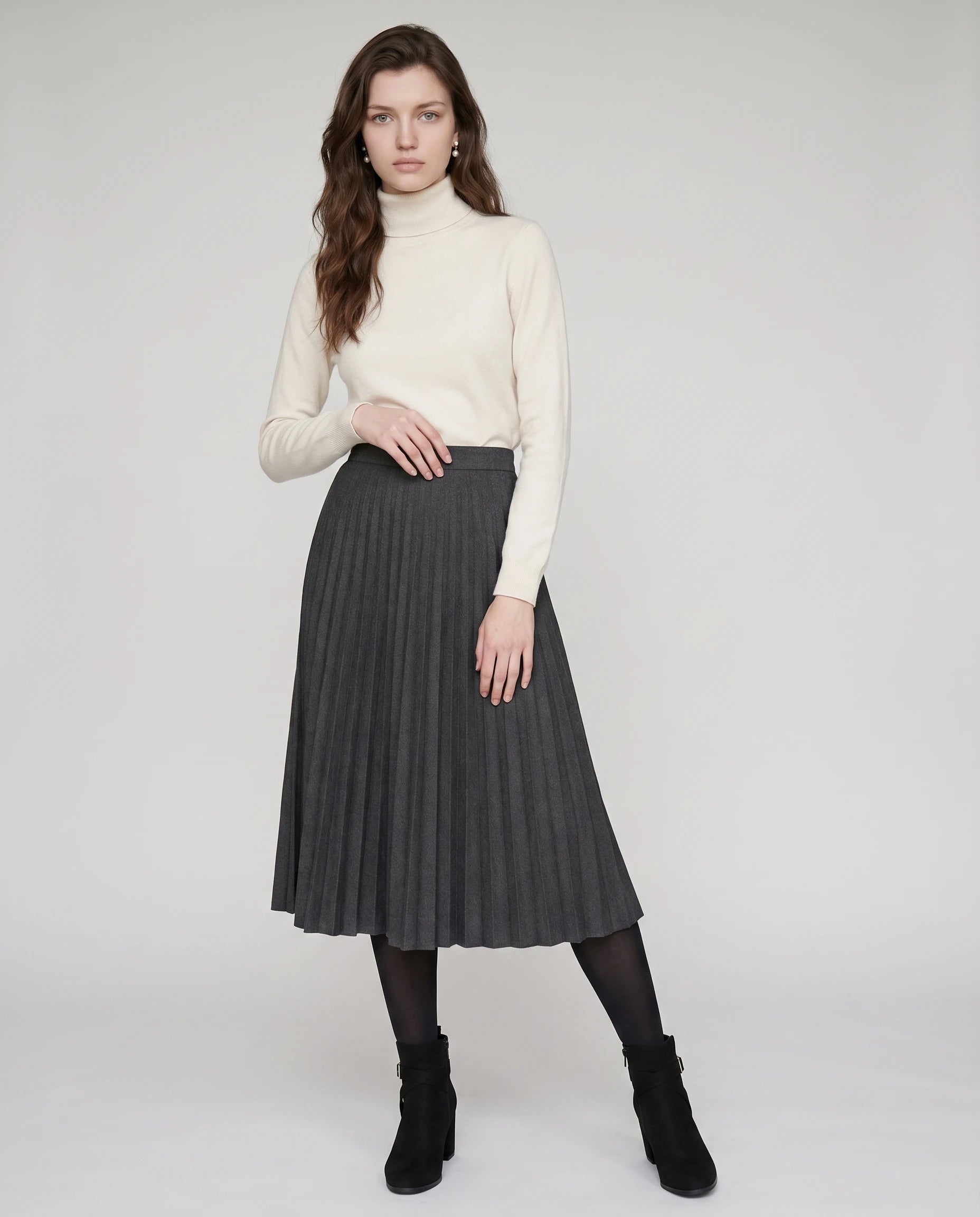 Bottines a bride et boucle en suedine Armantine Noir — portées en pied