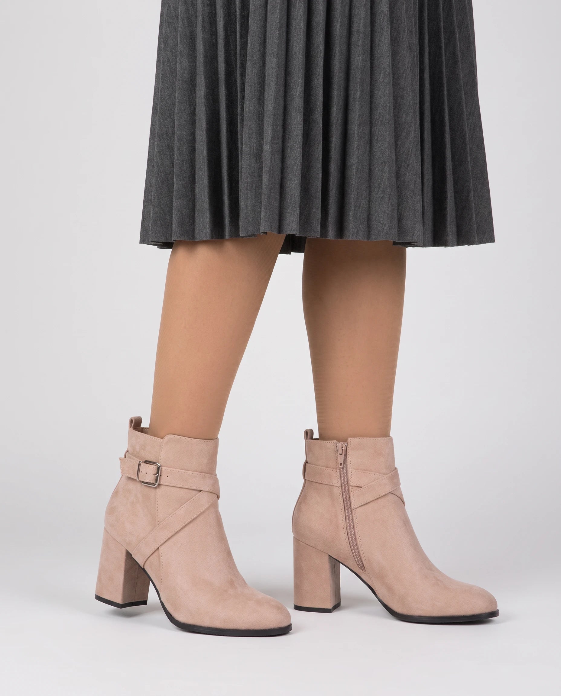 Bottines a bride et boucle en suedine Armantine Rose Nude — portées, plan rapproché