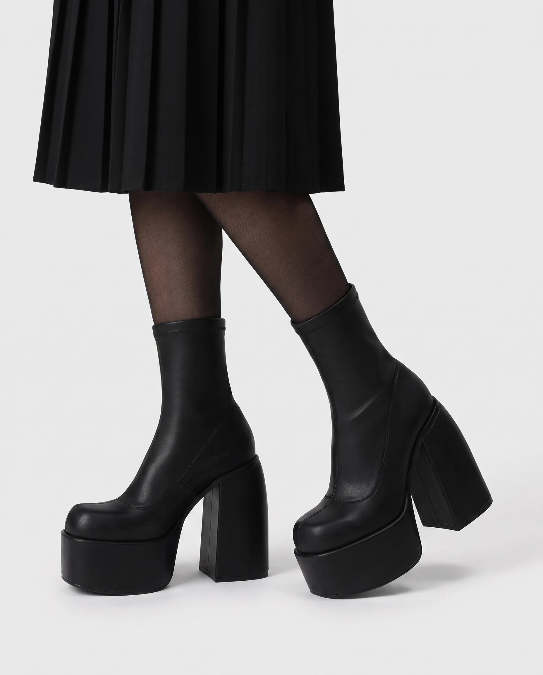 Bottines chaussette à plateforme massive Ludmilla — Noir, portées en plan rapproché
