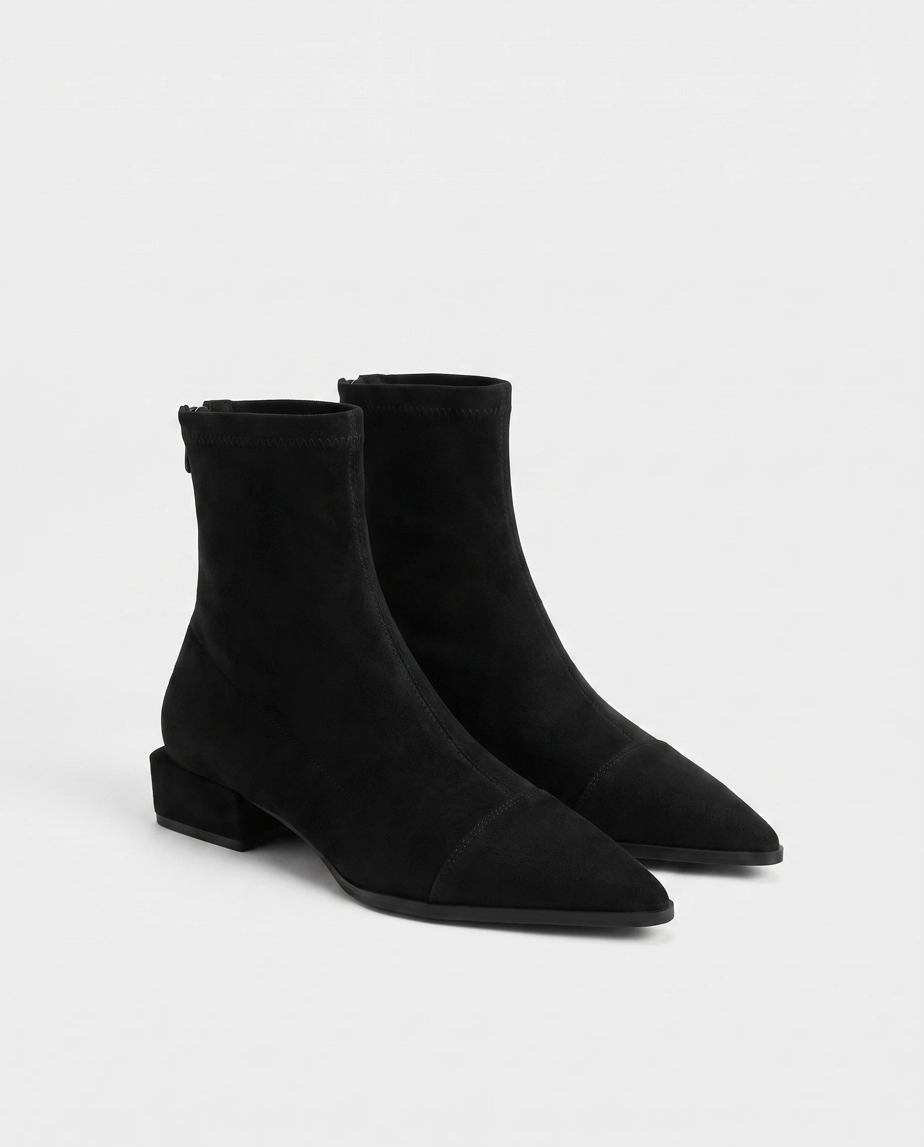 Bottines chaussette plates à bout pointu Célinie — Noir, paire en packshot studio