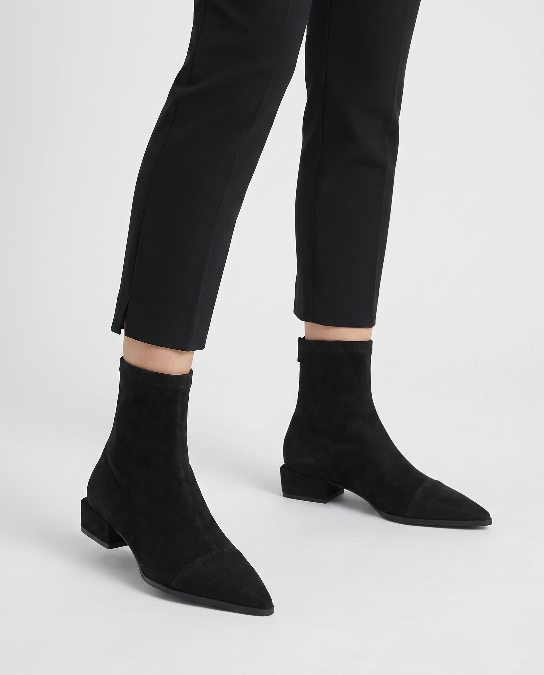 Bottines chaussette plates à bout pointu Célinie — Noir, portées en plan rapproché
