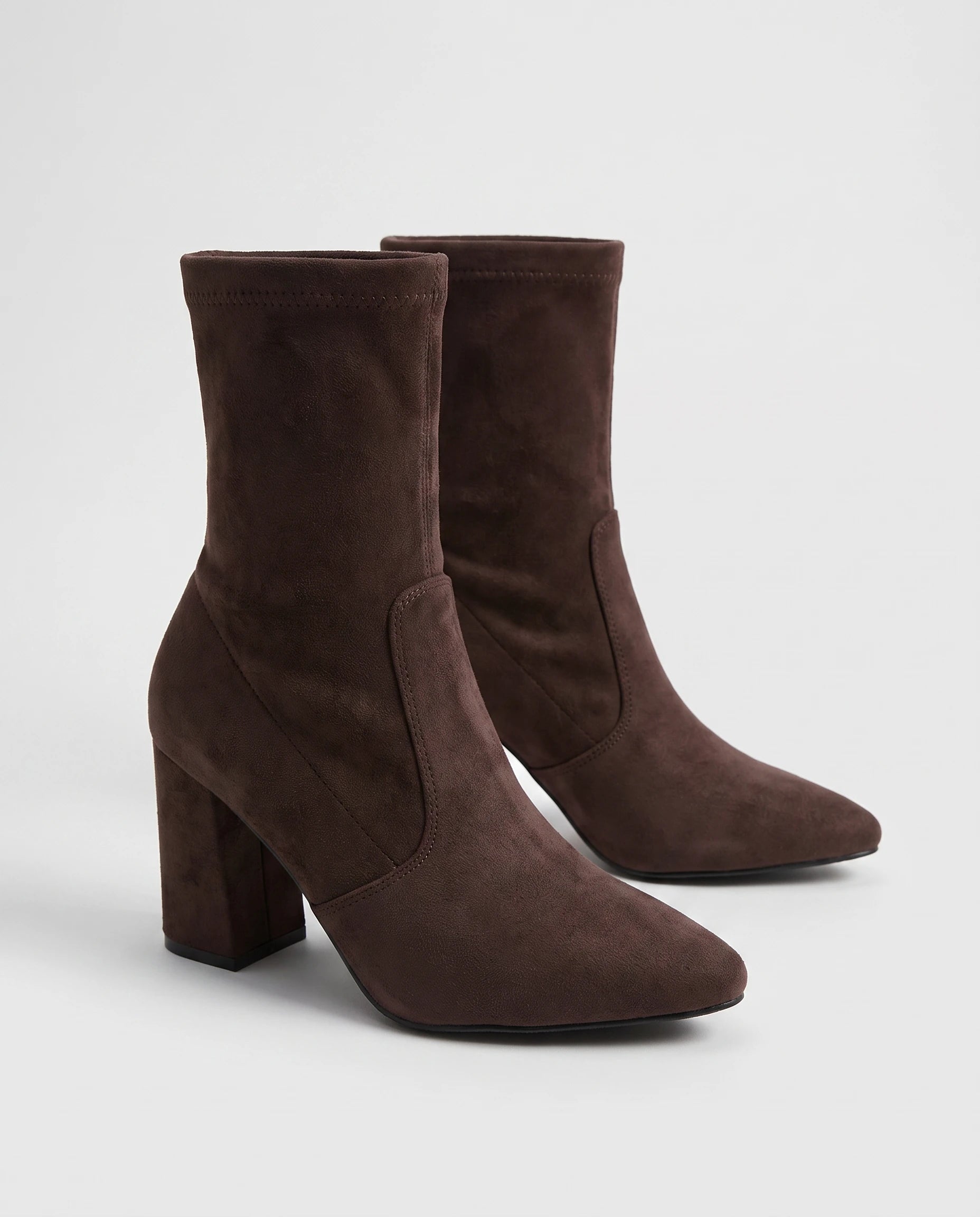 Bottines chaussette en suédine à talon bloc Dorothée — Brun, paire en packshot studio