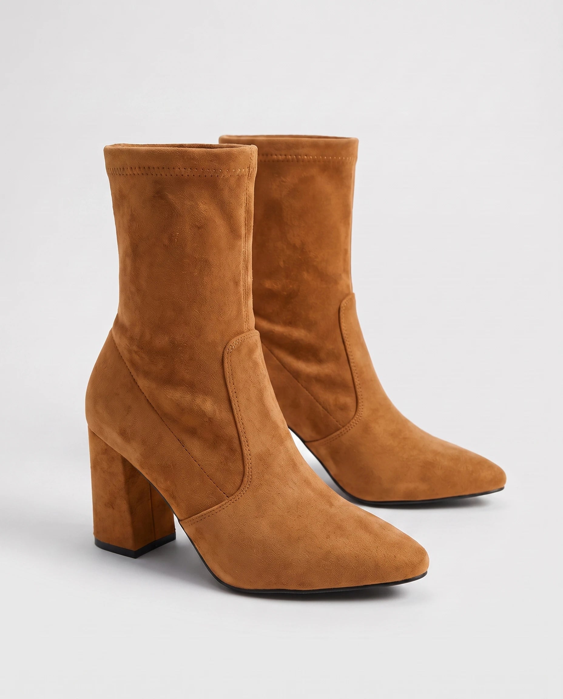 Bottines chaussette en suédine à talon bloc Dorothée — Caramel, paire en packshot studio