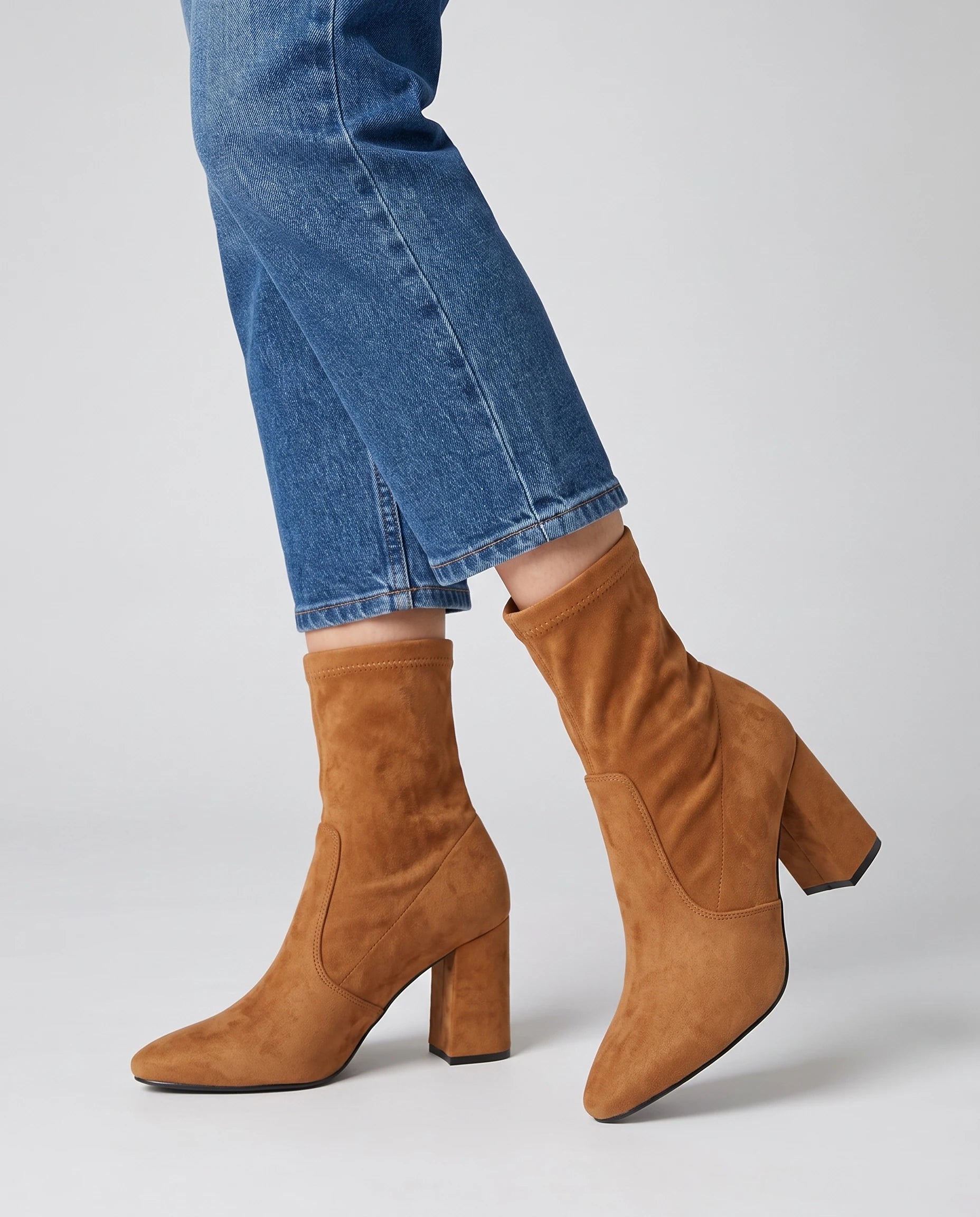 Bottines chaussette en suédine à talon bloc Dorothée — Caramel, portées en plan rapproché